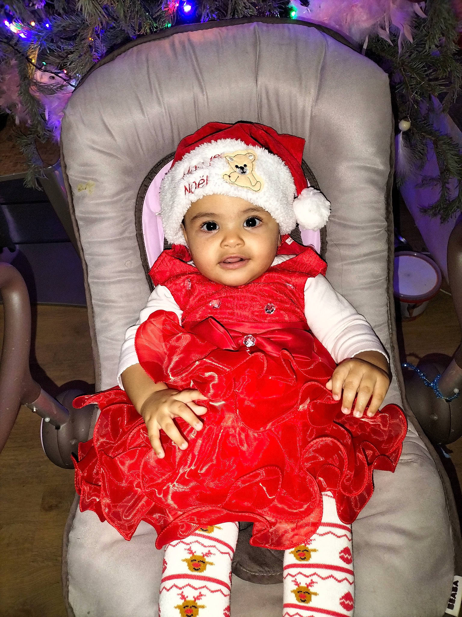 Xélyana participe au concours pour gagner de l'argent avec cette photo : baby, baby_toddler_clothing, blue, child, costume_hat, facial_expression, fun, happy, head, headwear, human, lap, lighting, magenta, person, pink, product, purple, red, smile