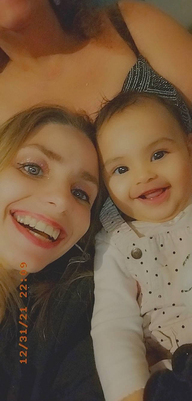 Xélyana participe au concours pour gagner de l'argent avec cette photo : cheek, chin, eye, eyebrow, eyelash, facial_expression, forehead, gesture, hair, hairstyle, happy, human, interaction, iris, joy, lip, mouth, nose, person, photograph