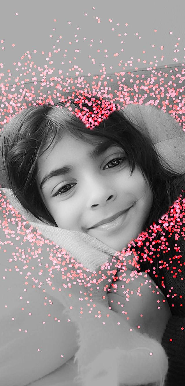 Amélya a rejoint le concours — aidez-le/la à gagner de superbes lots ! black_hair, chin, eye, eyebrow, face, flash_photography, hair, hairstyle, happy, head, joy, lip, mouth, organ, people_in_nature, person, photograph, pink, red, skin