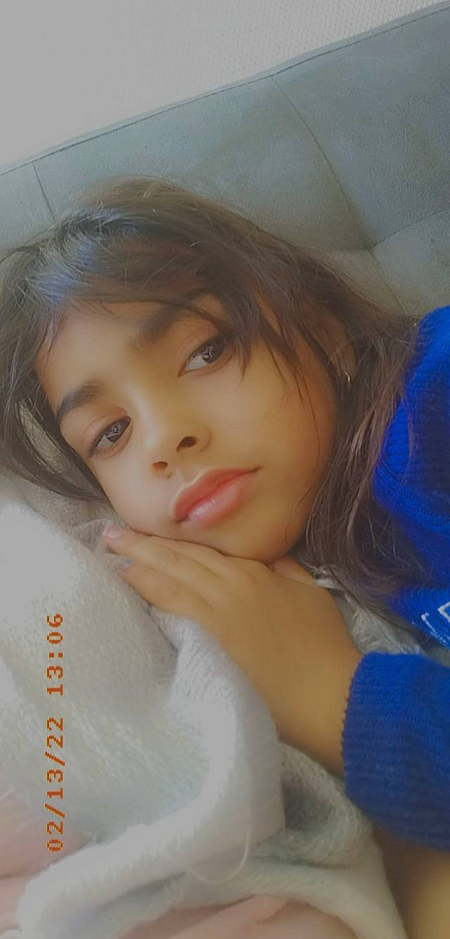 Amélya a rejoint le concours — aidez-le/la à gagner de superbes lots ! bangs, black_hair, brown_hair, cheek, eyebrow, eyelash, flash_photography, forehead, gesture, happy, iris, jaw, layered_hair, lip, long_hair, mouth, neck, nose, person, shoulder