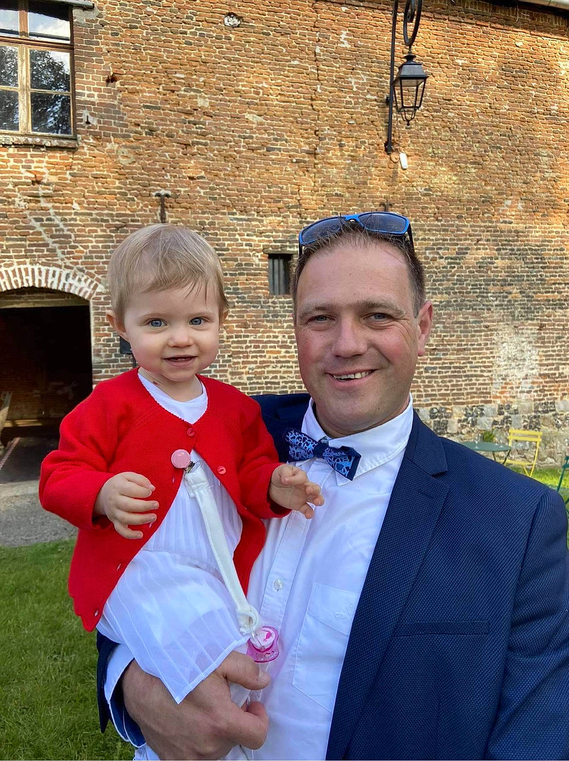 Anouk participe au concours pour gagner de l'argent avec cette photo : belt, bow_tie, ceremony, event, face, formal_wear, fun, gesture, grass, happy, jewellery, joy, necklace, people, person, smile, suit, toddler, tradition, tuxedo