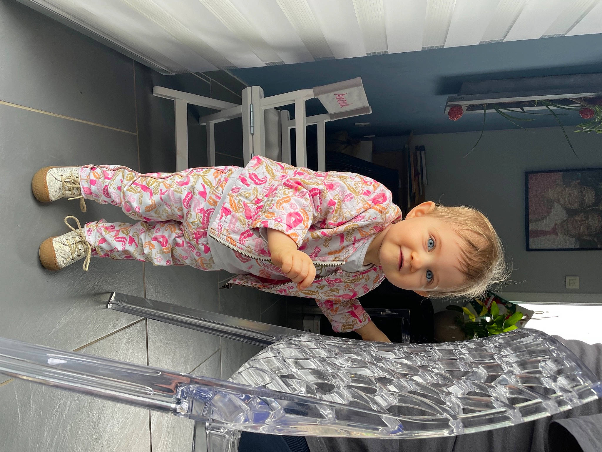 Anouk a rejoint le concours — aidez-le/la à gagner de superbes lots ! baby_toddler_clothing, child, comfort, fun, human_leg, joy, leisure, luxury_vehicle, magenta, pattern, person, room, sandal, smile, t_shirt, toddler, travel, under_exposed