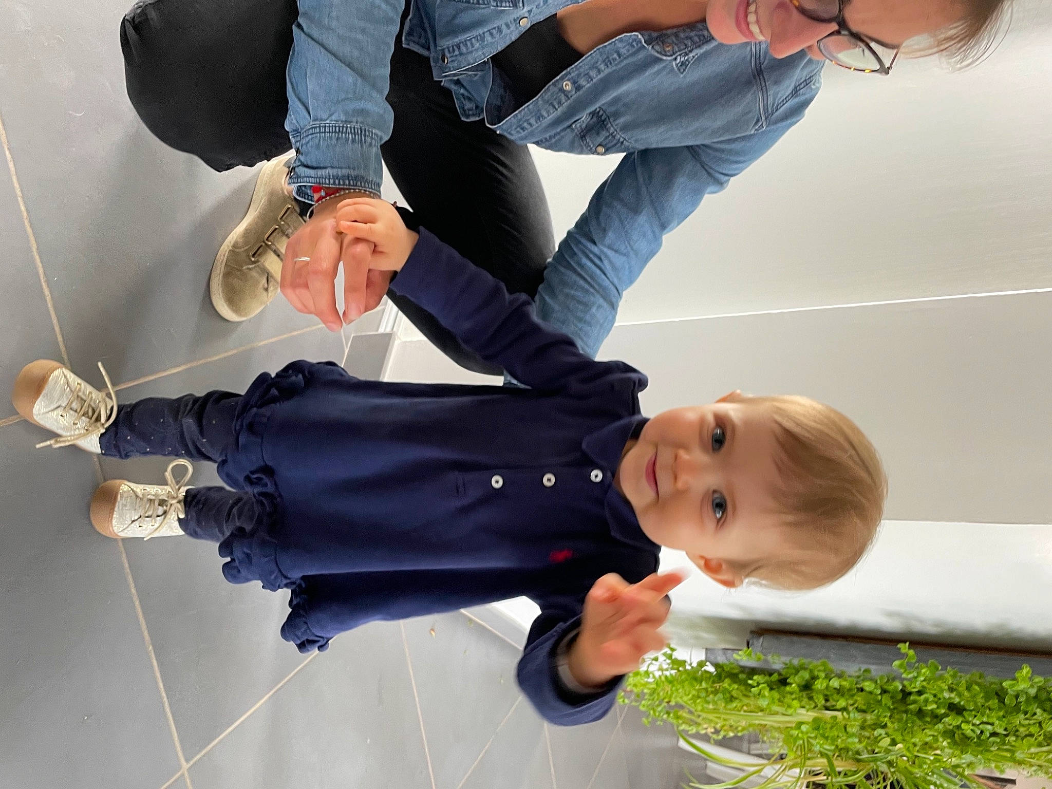 Anouk a rejoint le concours — aidez-le/la à gagner de superbes lots ! arm, baby, child, clothing, fun, gesture, hand, happy, jeans, knee, leg, leisure, outerwear, person, plant, shoe, smile, sneakers, suit, toddler