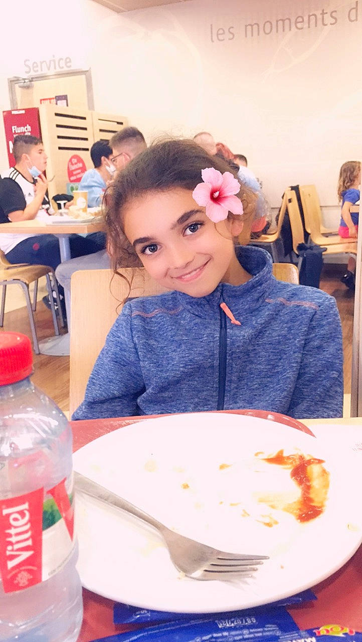 Léna a rejoint le concours — aidez-le/la à gagner de superbes lots ! bottle, chair, child, cooking, cuisine, dish, dishware, event, face, flower, food, head, joy, person, plastic_bottle, plate, recipe, smile, t_shirt, table