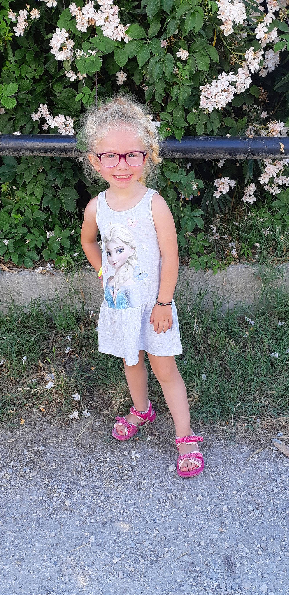 Julia participe au concours pour gagner de l'argent avec cette photo : child, dress, flower, footwear, glasses, joy, pattern, person, pink, plant, shoe, smile, summer, toddler, vacation