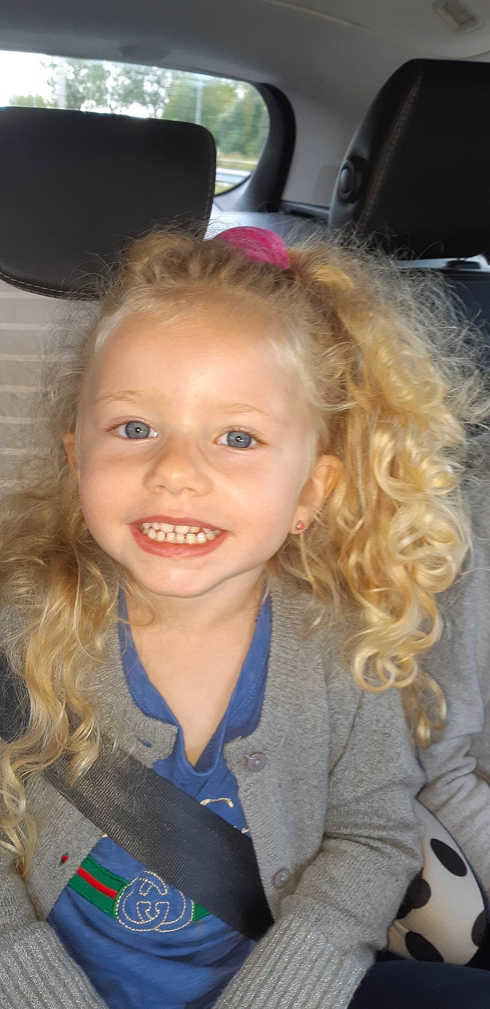 Julia participe au concours pour gagner de l'argent avec cette photo : beauty, blond, cheek, child, child_model, chin, eyebrow, face, facial_expression, forehead, fun, hair, hairstyle, head, joy, lip, long_hair, nose, person, skin