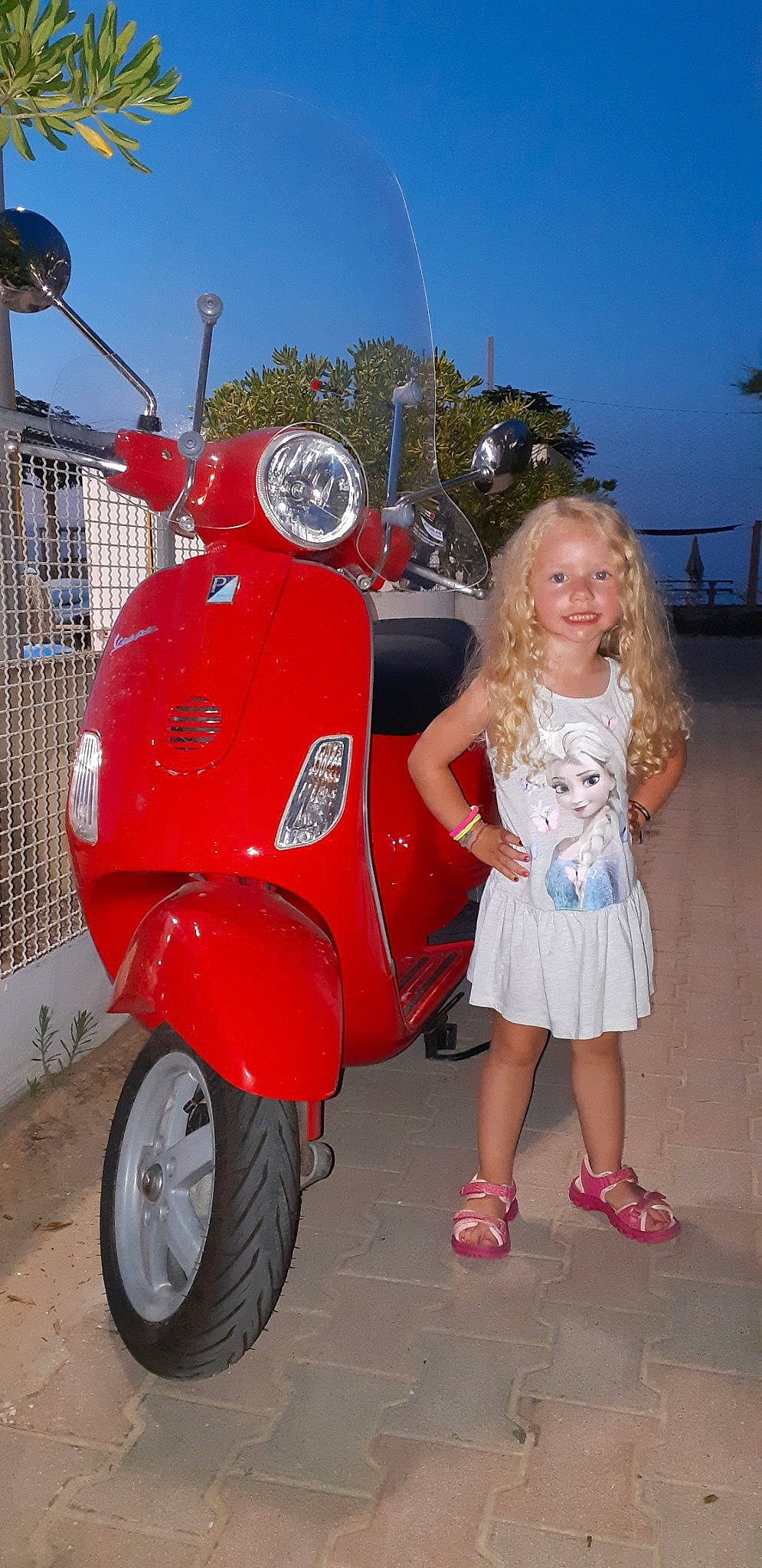 Julia participe au concours pour gagner de l'argent avec cette photo : joy, motor_vehicle, person, rim, scooter, vehicle, vespa, wheel