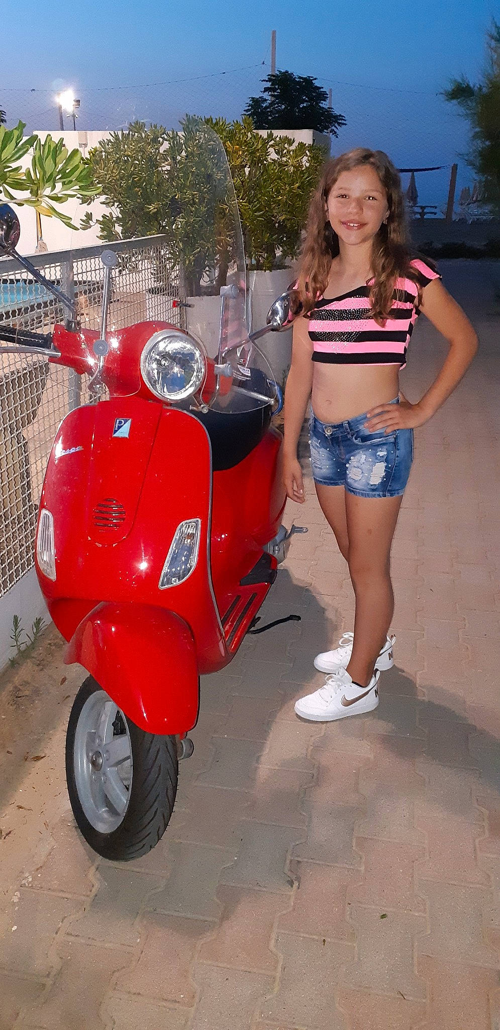 Lisa a rejoint le concours — aidez-le/la à gagner de superbes lots ! automotive_wheel_system, car, joy, motor_vehicle, motorized_scooter, person, scooter, vehicle, vespa, wheel