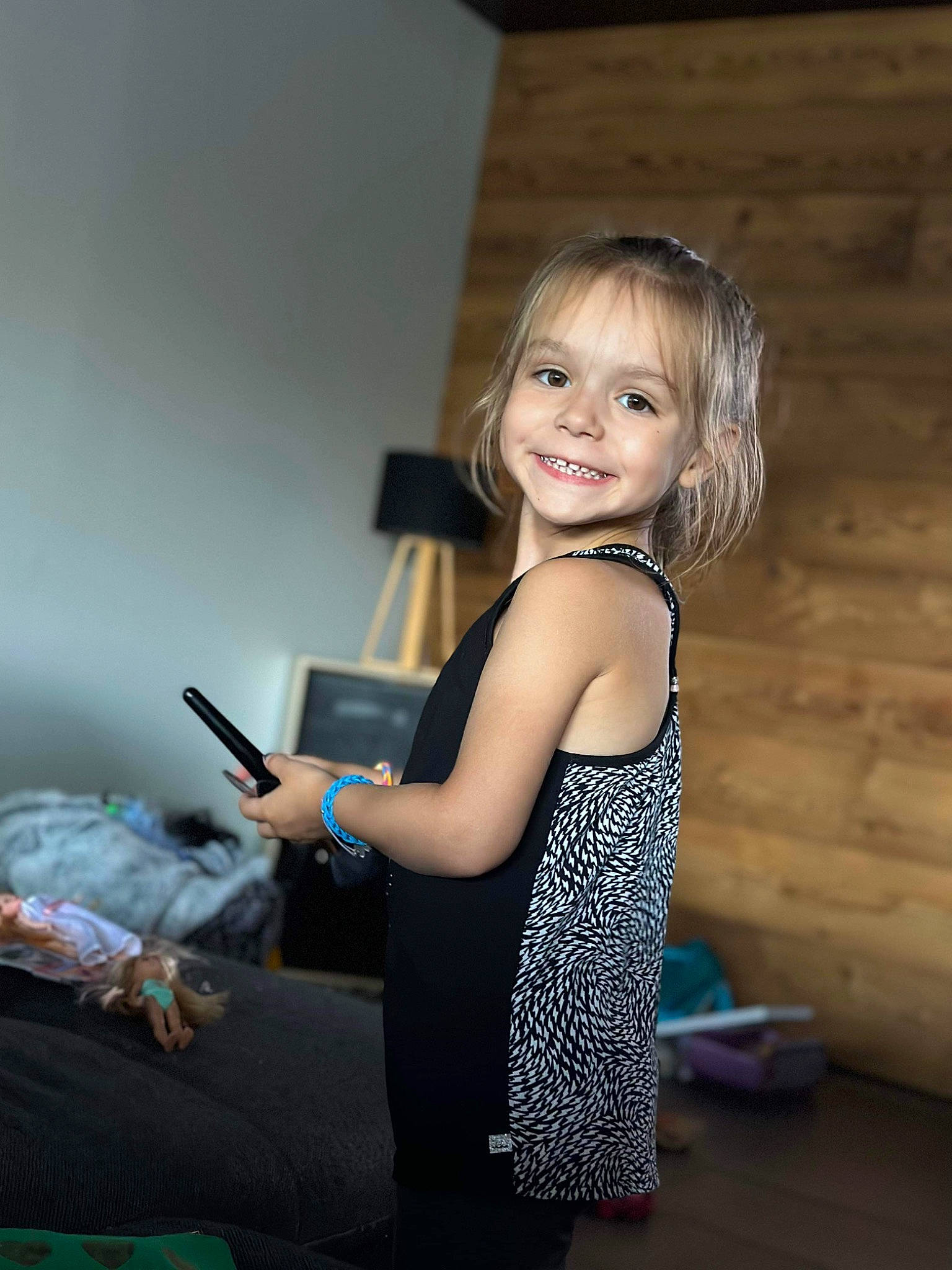 Julia a rejoint le concours — aidez-le/la à gagner de superbes lots ! blond, child, electric_blue, fashion_design, flash_photography, flooring, fun, happy, human_leg, jewellery, joint, joy, linens, person, portrait_photography, room, shoulder, sitting, smile, standing