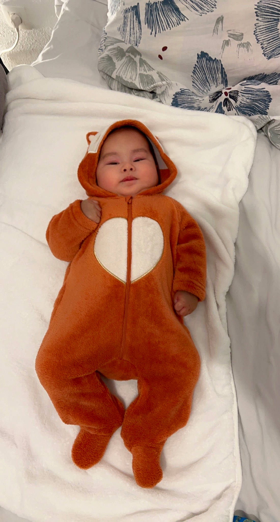 Anne-marie participe au concours pour gagner de l'argent avec cette photo : abdomen, baby, baby_sleeping, baby_toddler_clothing, chest, comfort, eye, face, gesture, hand, happy, head, linens, neck, orange, person, skin, sleeve, textile, thumb