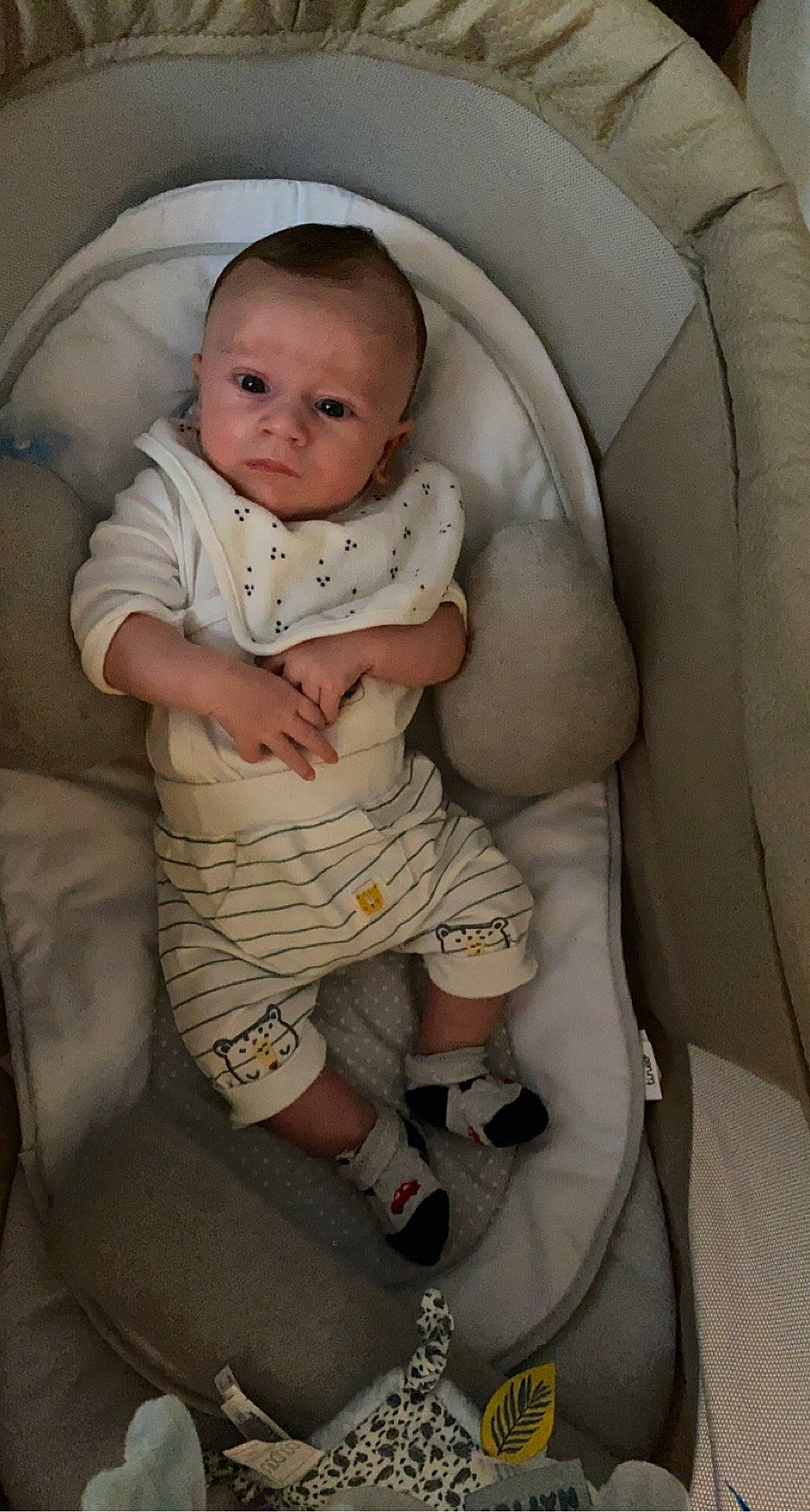 Keïlann a rejoint le concours — aidez-le/la à gagner de superbes lots ! baby, baby_carriage, baby_products, baby_safety, baby_toddler_clothing, car_seat, chair, child, comfort, foot, fun, human_leg, infant_bed, knee, leg, mouth, person, room, sitting, thigh