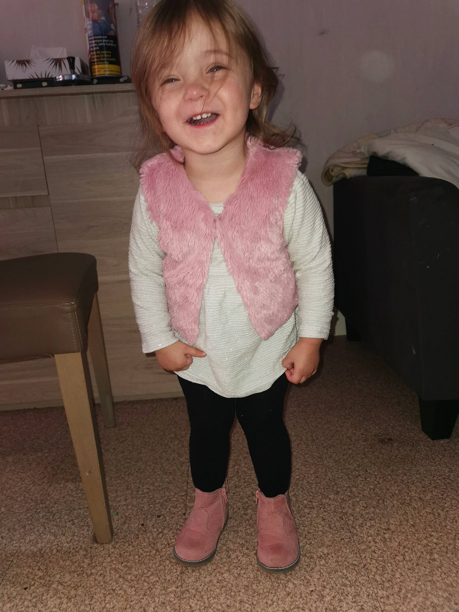 Elenna participe au concours pour gagner de l'argent avec cette photo : arm, cheek, eye, face, finger, floor, flooring, hair, hairstyle, head, human_body, joint, joy, knee, leg, neck, nose, person, shoulder, sleeve