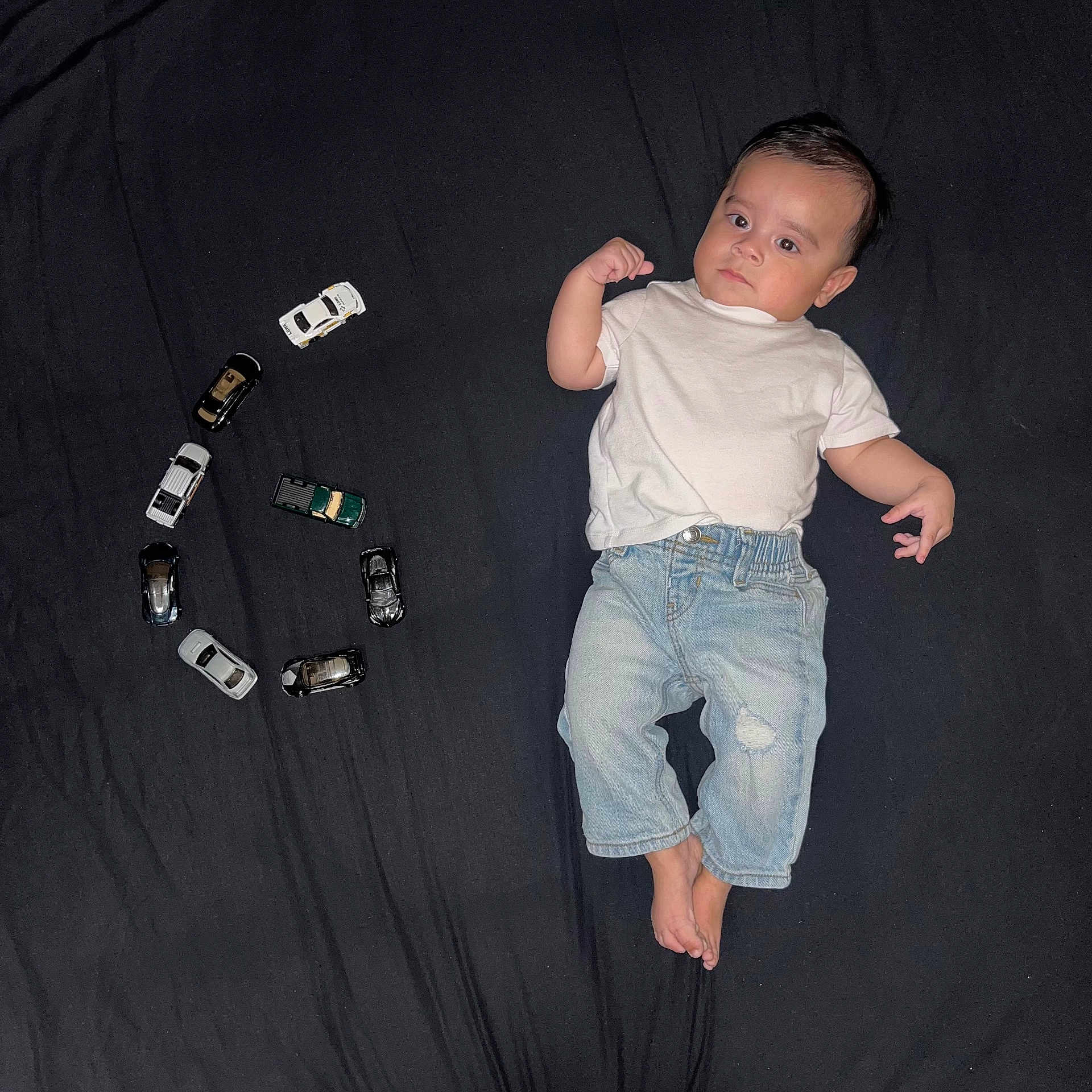 Arés is registered to the contest to win money with this photo: accessories, baby, belt, bodypart, car, clothing, face, finger, game, hand, head, jeans, motorcycle, pants, person, photography, portrait, shorts, transportation, vehicle