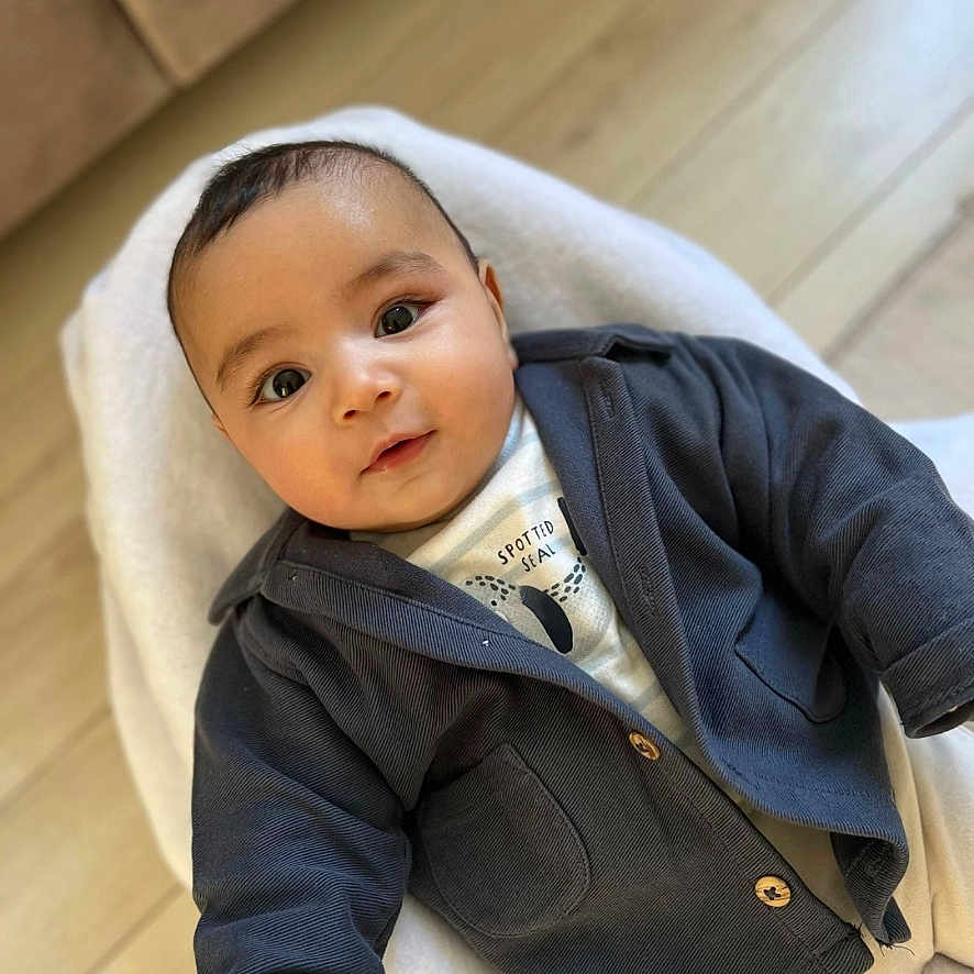 Atlasarel a rejoint le concours — aidez-le/la à gagner de superbes lots ! baby, blazer, clothing, coat, face, happy, hat, head, hood, jacket, jeans, knitwear, longsleeve, pants, person, photography, portrait, sitting, sleeve, smile