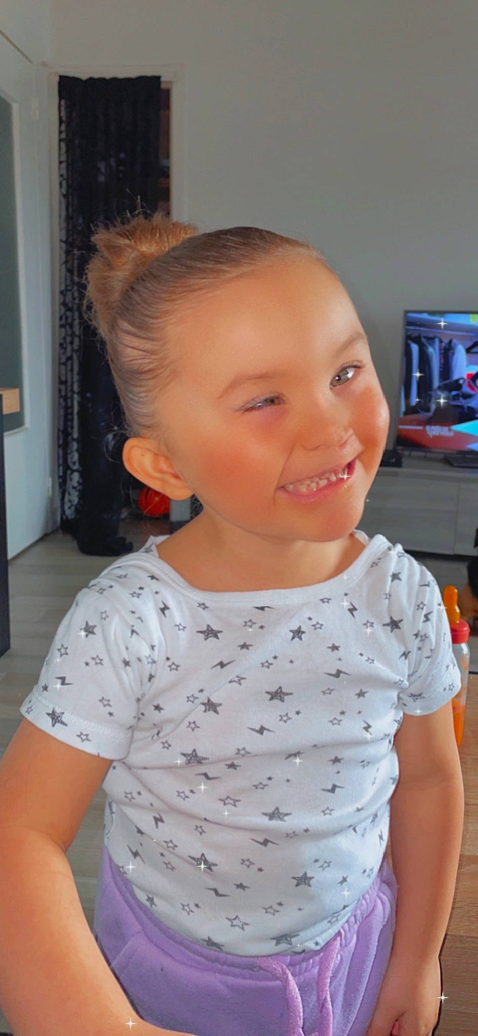 Joyce participe au concours pour gagner de l'argent avec cette photo : baby_toddler_clothing, cheek, child, chin, clothing, ear, eye, eyebrow, eyelash, hairstyle, iris, joy, lip, neck, nose, person, picture_frame, shoulder, skin, sleeve