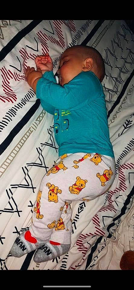Mylan participe au concours pour gagner de l'argent avec cette photo : art, baby, baby_products, baby_sleeping, baby_toddler_clothing, bedding, child, comfort, font, linens, orange, pattern, room, sitting, sleep, sleeve, t_shirt, textile, toddler, visual_arts