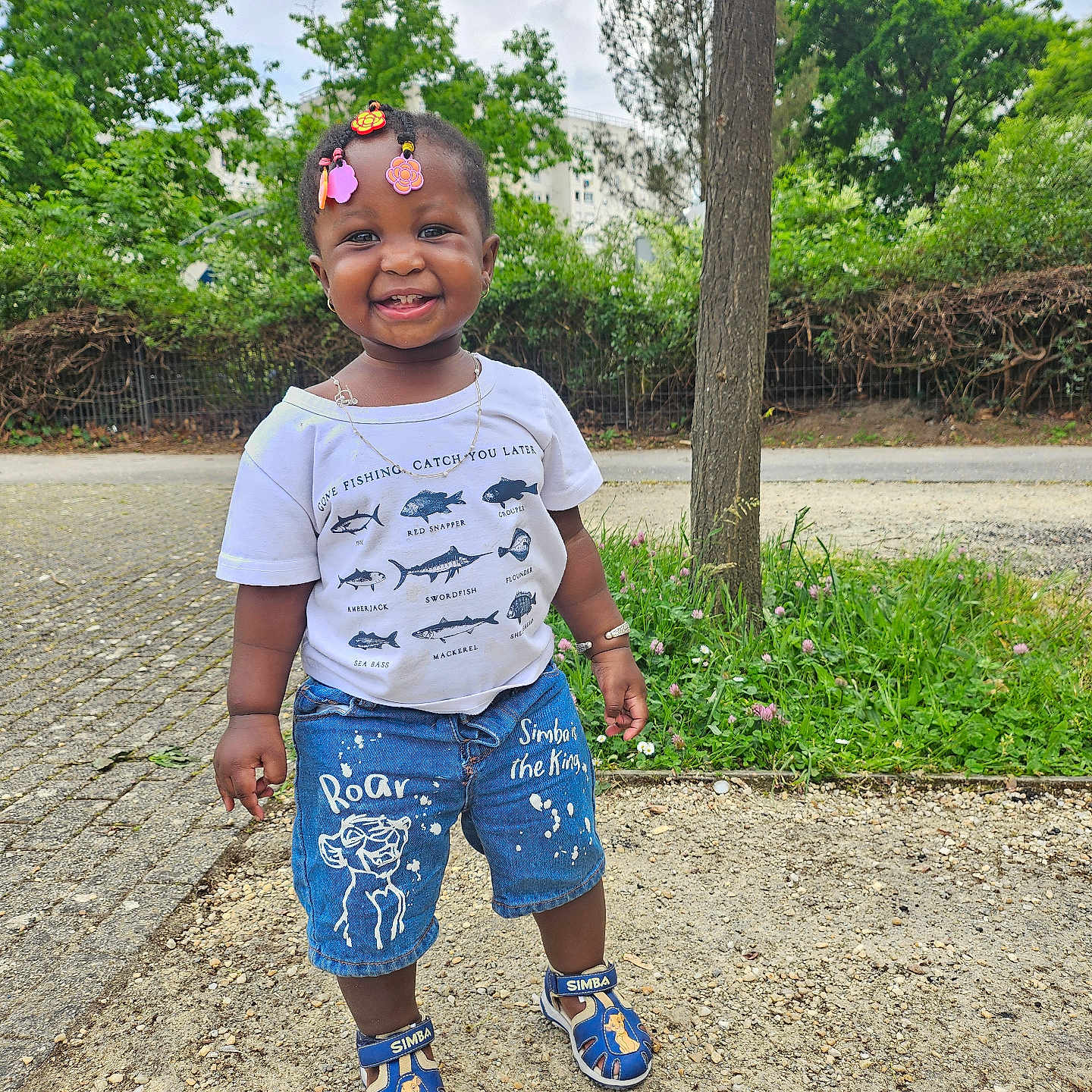 Massiata a rejoint le concours — aidez-le/la à gagner de superbes lots ! child, daylight, footwear, grass, greenery, hair_clips, happy, nature, outdoor, person, portrait, sand, sandals, shorts, sidewalk, smiling, toddler, tree, tshirt, urban