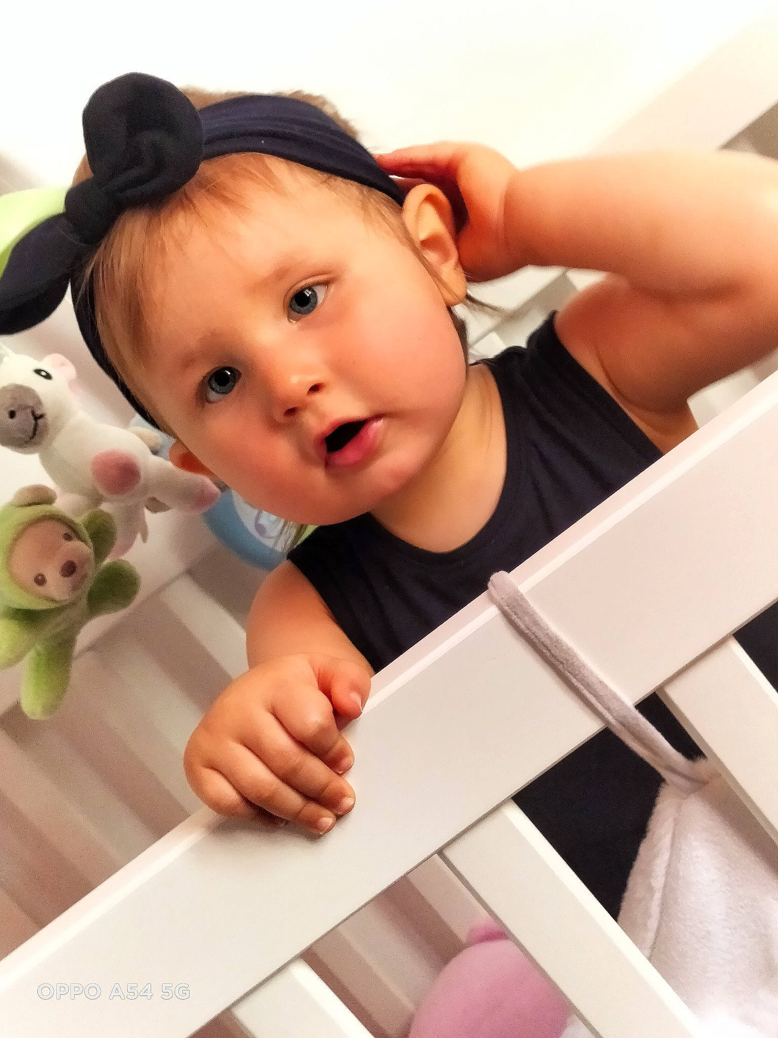 Alyssia participe au concours pour gagner de l'argent avec cette photo : baby, baby_products, baby_toddler_clothing, cheek, child, chin, eyebrow, eyelash, finger, flash_photography, flower, happy, nose, person, play, rose, skin, standing, toddler, white