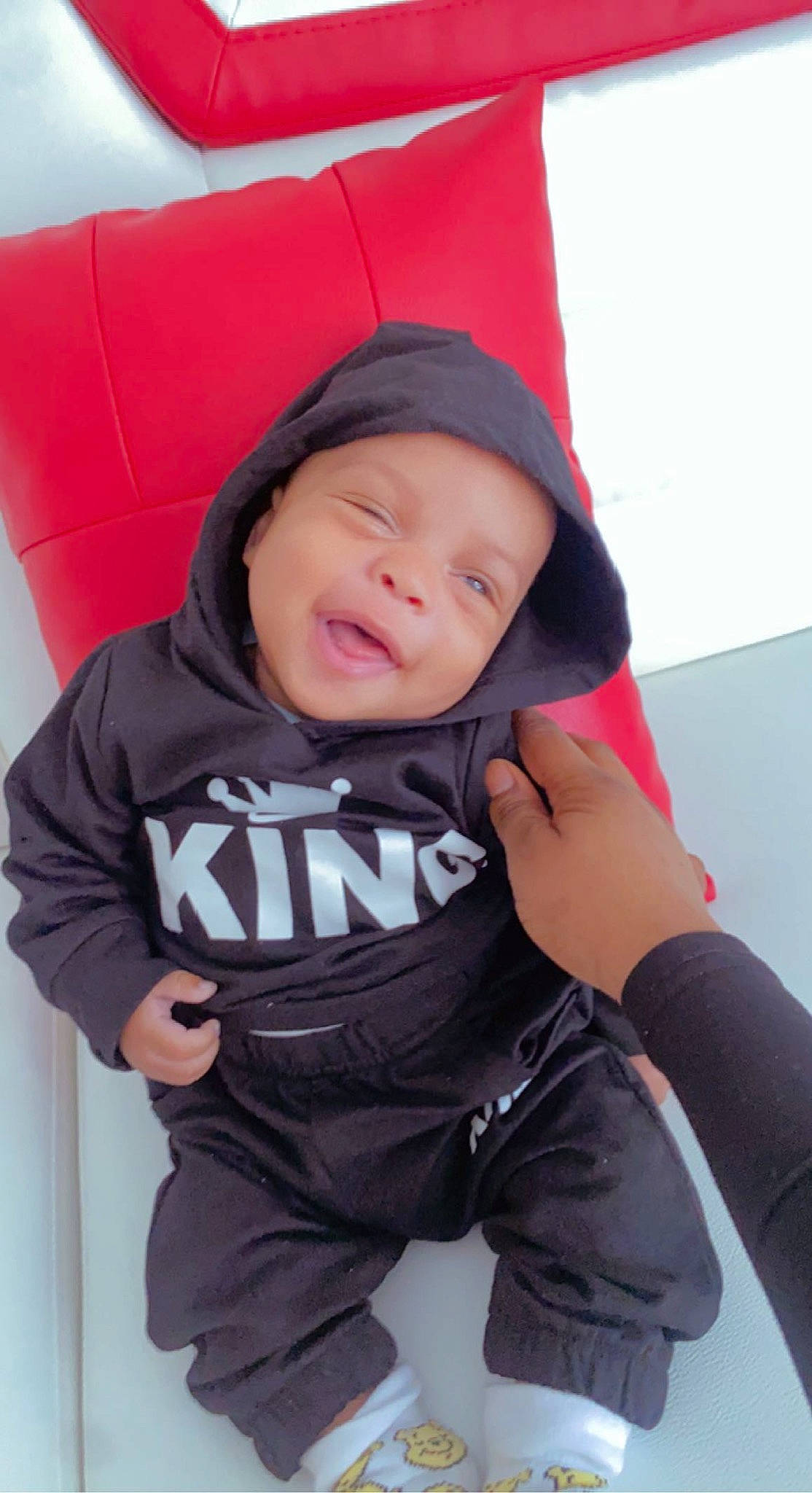 Blessing a rejoint le concours — aidez-le/la à gagner de superbes lots ! baby, baby_toddler_clothing, cap, child, comfort, fun, gesture, happy, headgear, headwear, leisure, magenta, mouth, person, personal_protective_equipment, pink, sitting, sleeve, smile, t_shirt