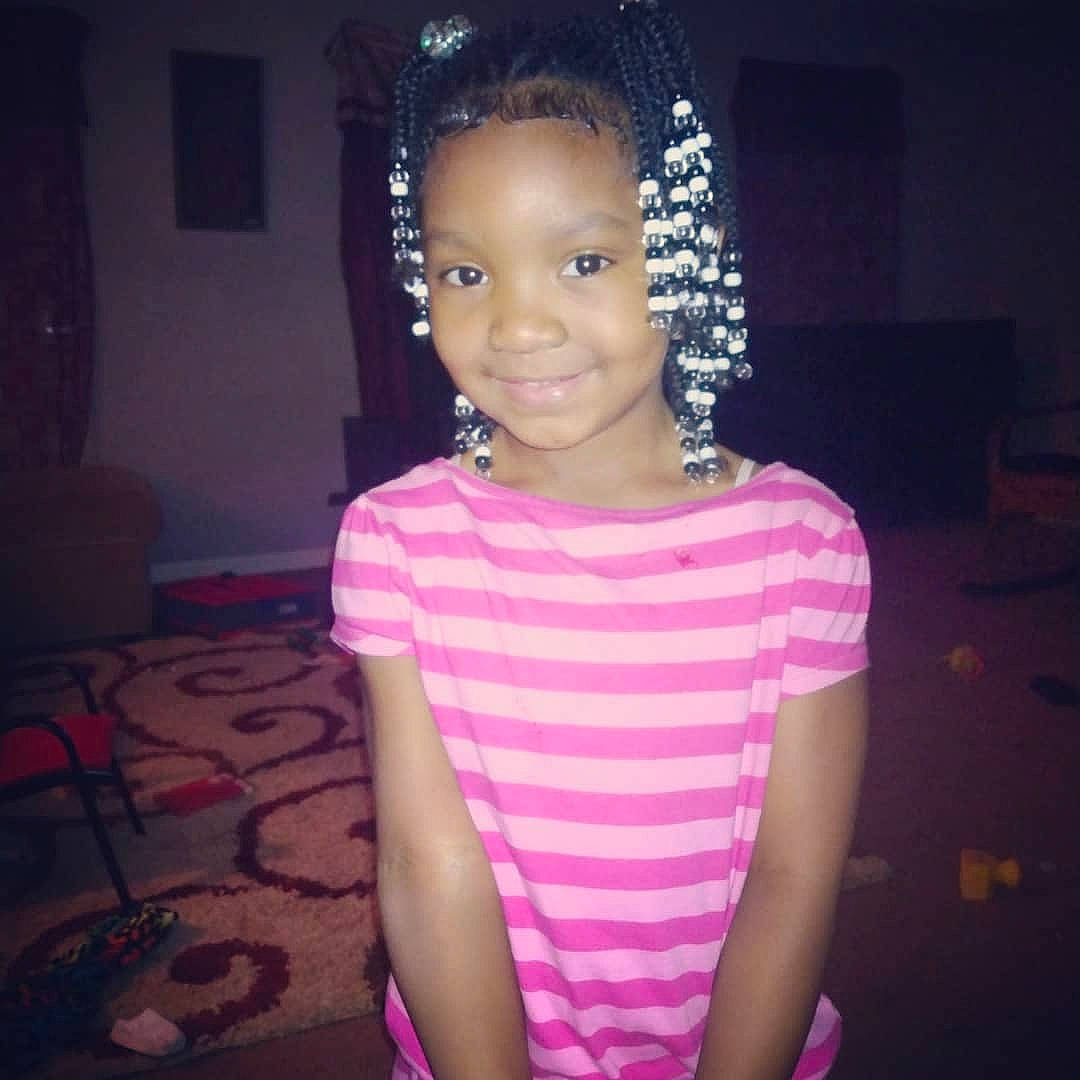 Ali is registered to the contest to win money with this photo: beauty, cloud, cool, ear, event, fashion, fashion_design, flash_photography, fun, happy, headpiece, joy, magenta, neck, party_supply, person, pink, purple, sleeve, smile