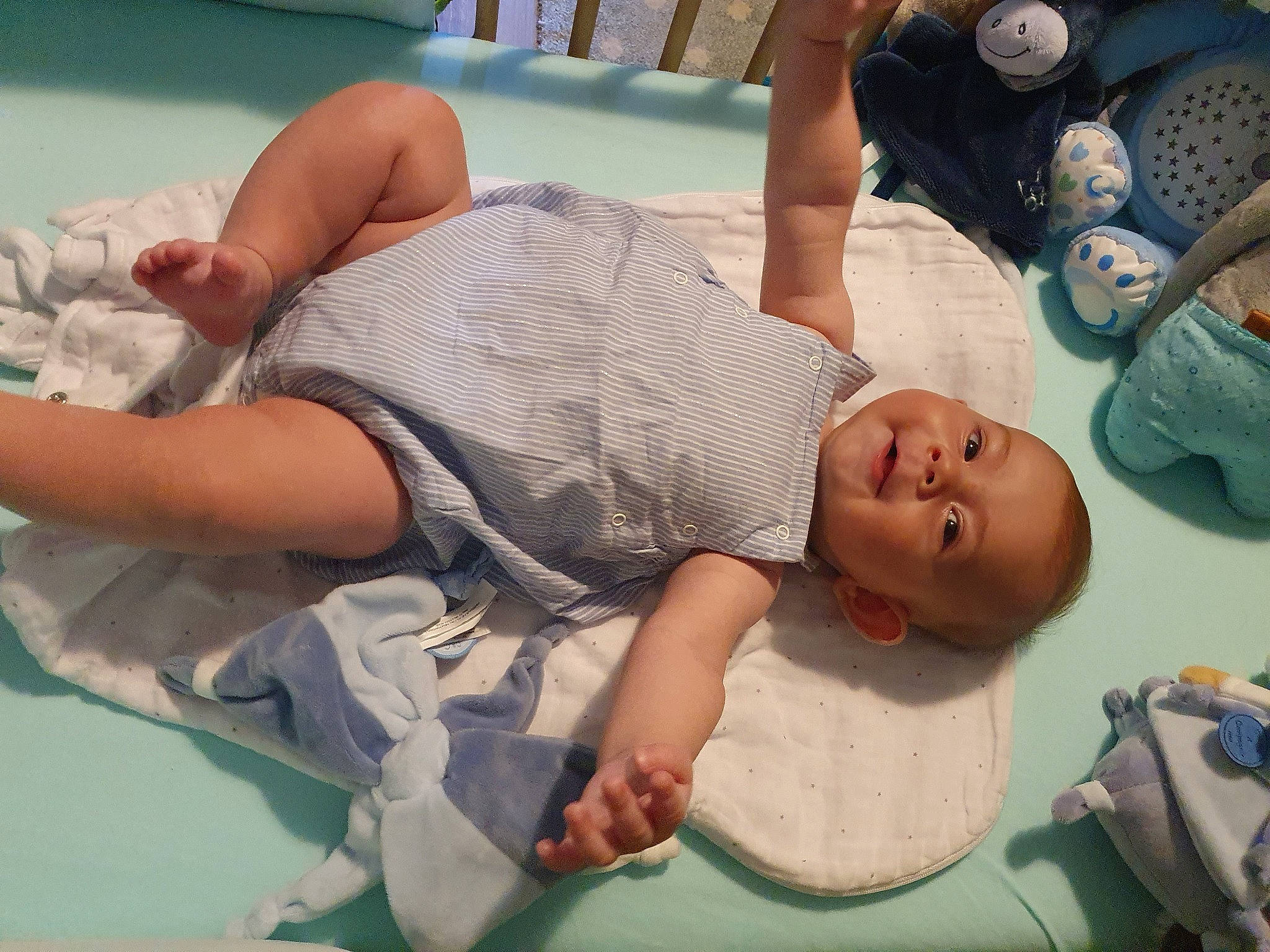 Mathys participe au concours pour gagner de l'argent avec cette photo : baby, birth, child, childbirth, leg, person, sleep, toddler