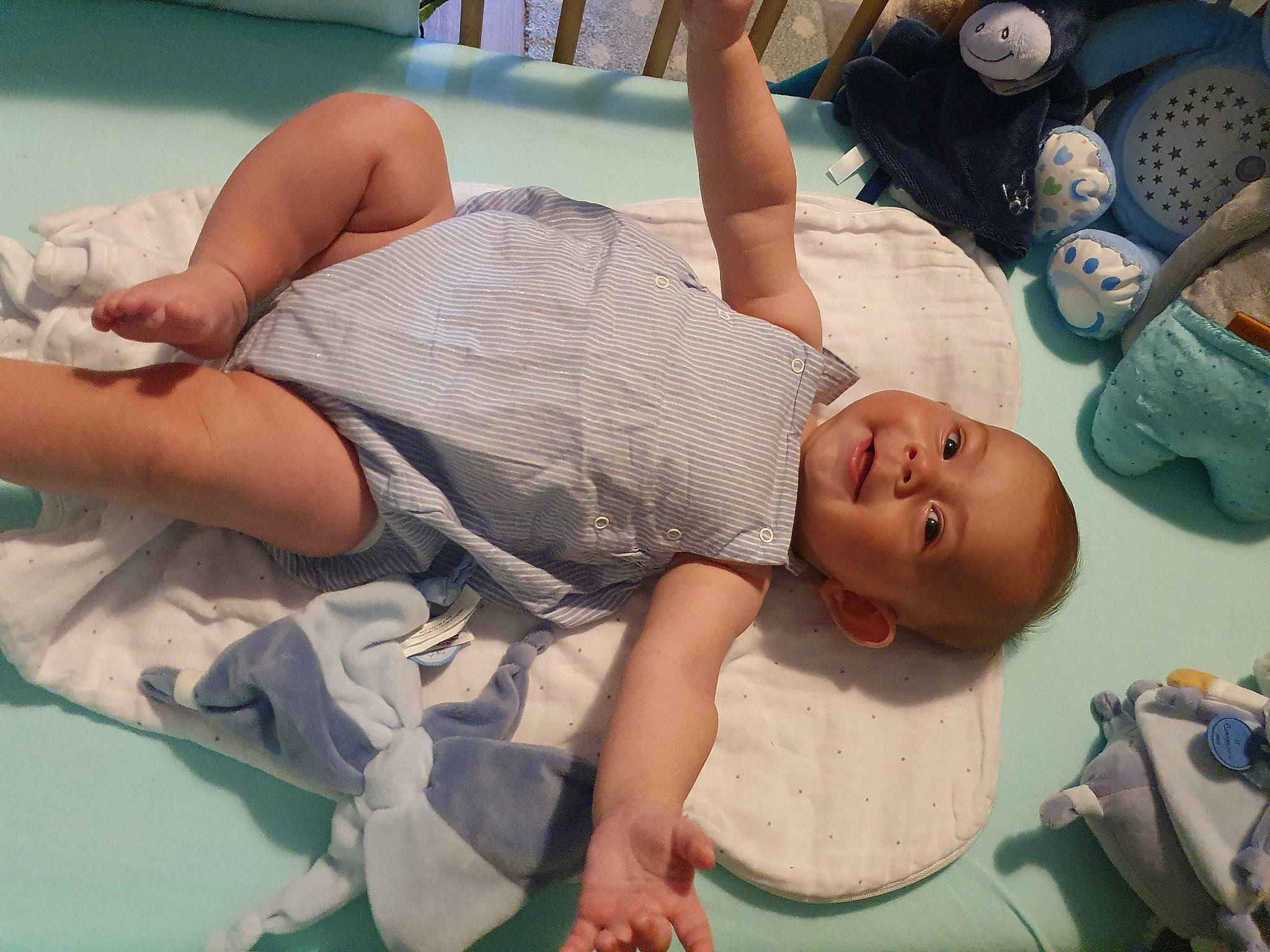 Mathys a rejoint le concours — aidez-le/la à gagner de superbes lots ! baby, birth, child, childbirth, joy, leg, person