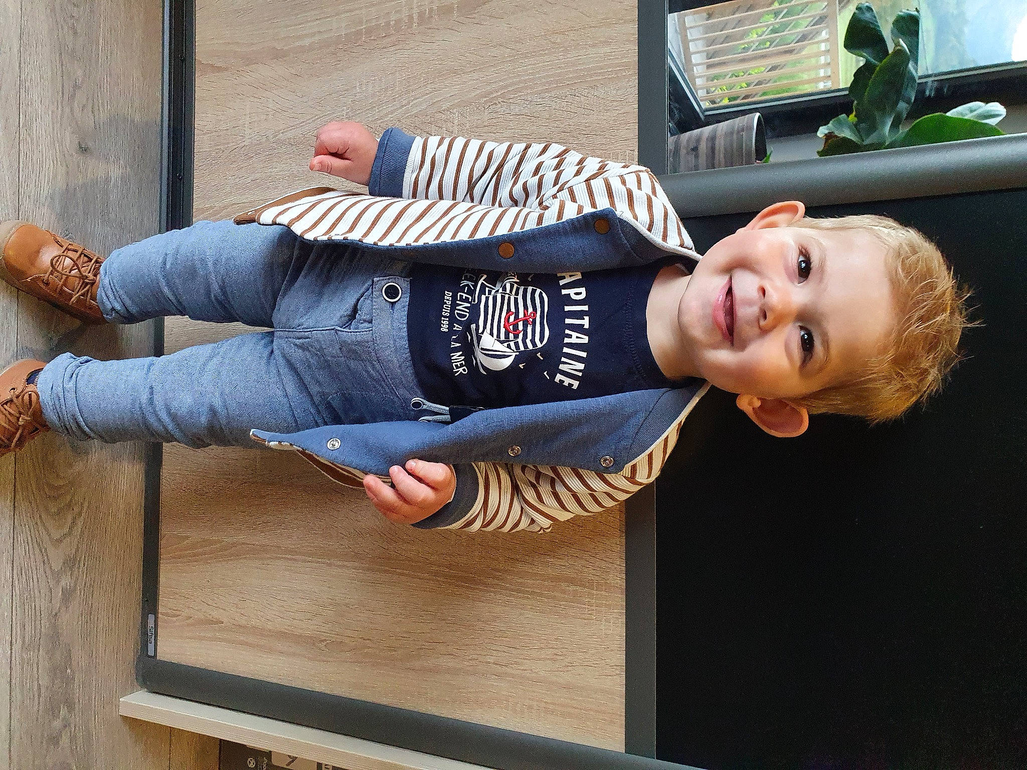 Mathys a rejoint le concours — aidez-le/la à gagner de superbes lots ! cool, denim, elbow, electric_blue, flash_photography, foot, happy, human_leg, joint, joy, knee, person, sitting, sleeve, smile, sportswear, street_fashion, thigh, toddler, waist