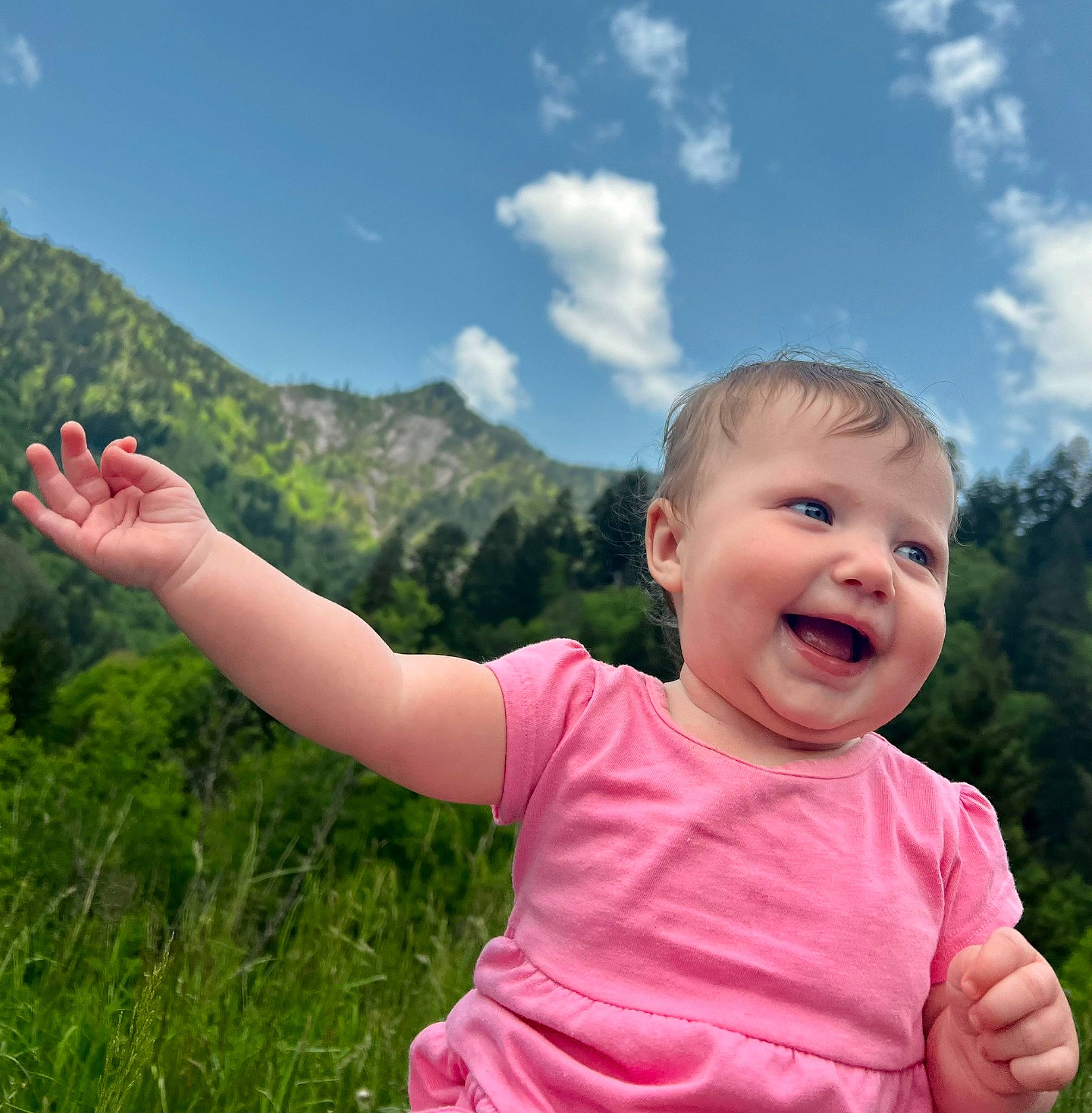 Freya-moon is registered to the contest to win money with this photo: arm, baby_toddler_clothing, cloud, eye, finger, fun, gesture, grass, hand, happy, joy, leisure, people_in_nature, person, plant, skin, sky, smile, thumb, toddler