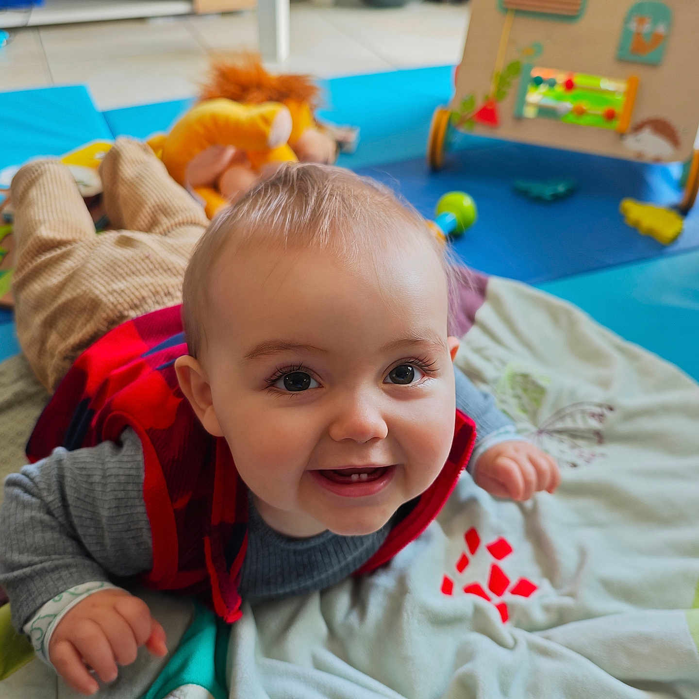 Lyloh participe au concours pour gagner de l'argent avec cette photo : baby, bed, bodypart, box, clothing, crawling, face, finger, furniture, hand, happy, head, indoors, pants, person, photography, playarea, portrait, smile, toy