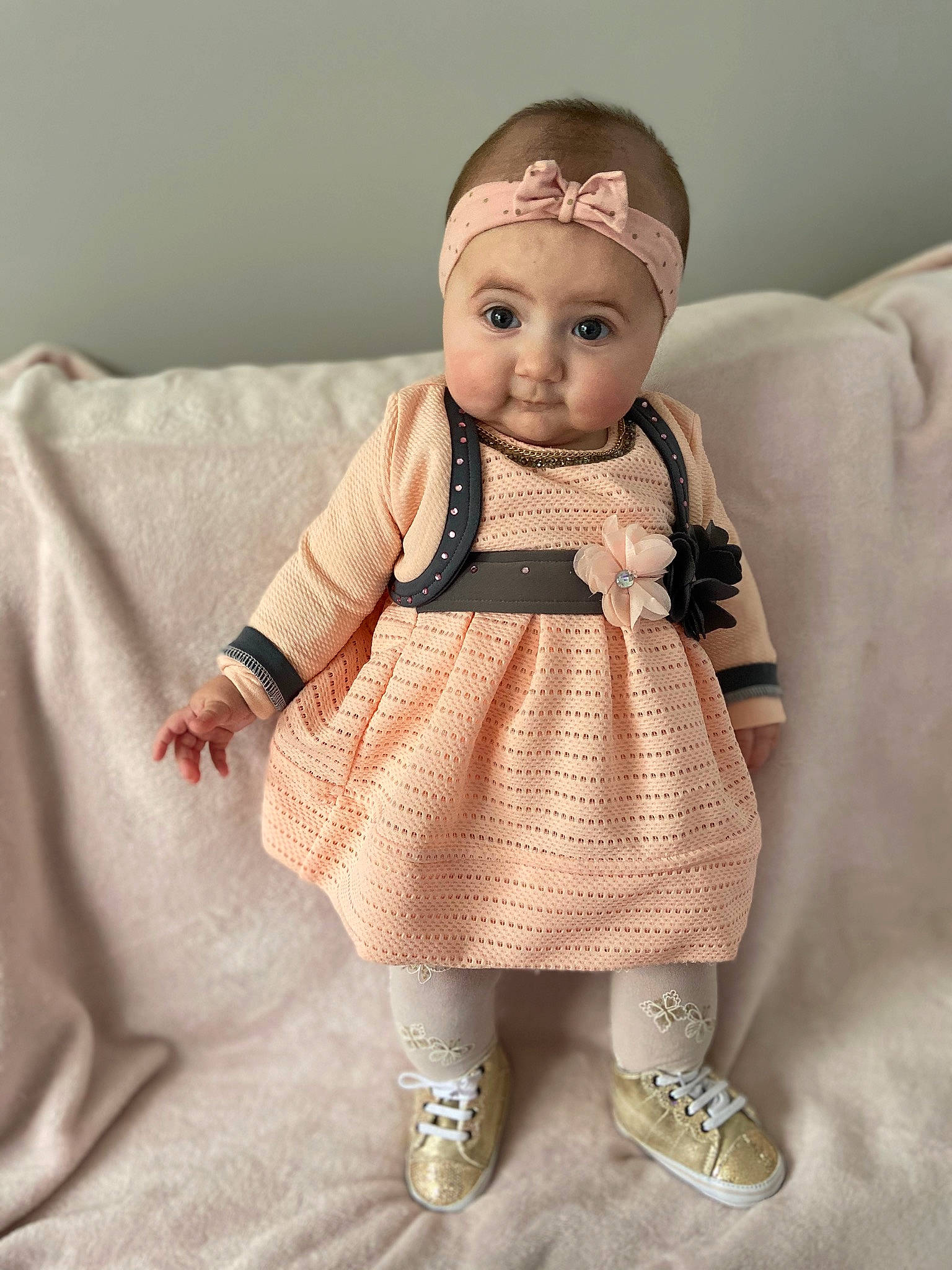 Camila participe au concours pour gagner de l'argent avec cette photo : baby, beige, brown_hair, cheek, child, doll, dress, face, forehead, head, outerwear, person, skin, toddler, toy, wool