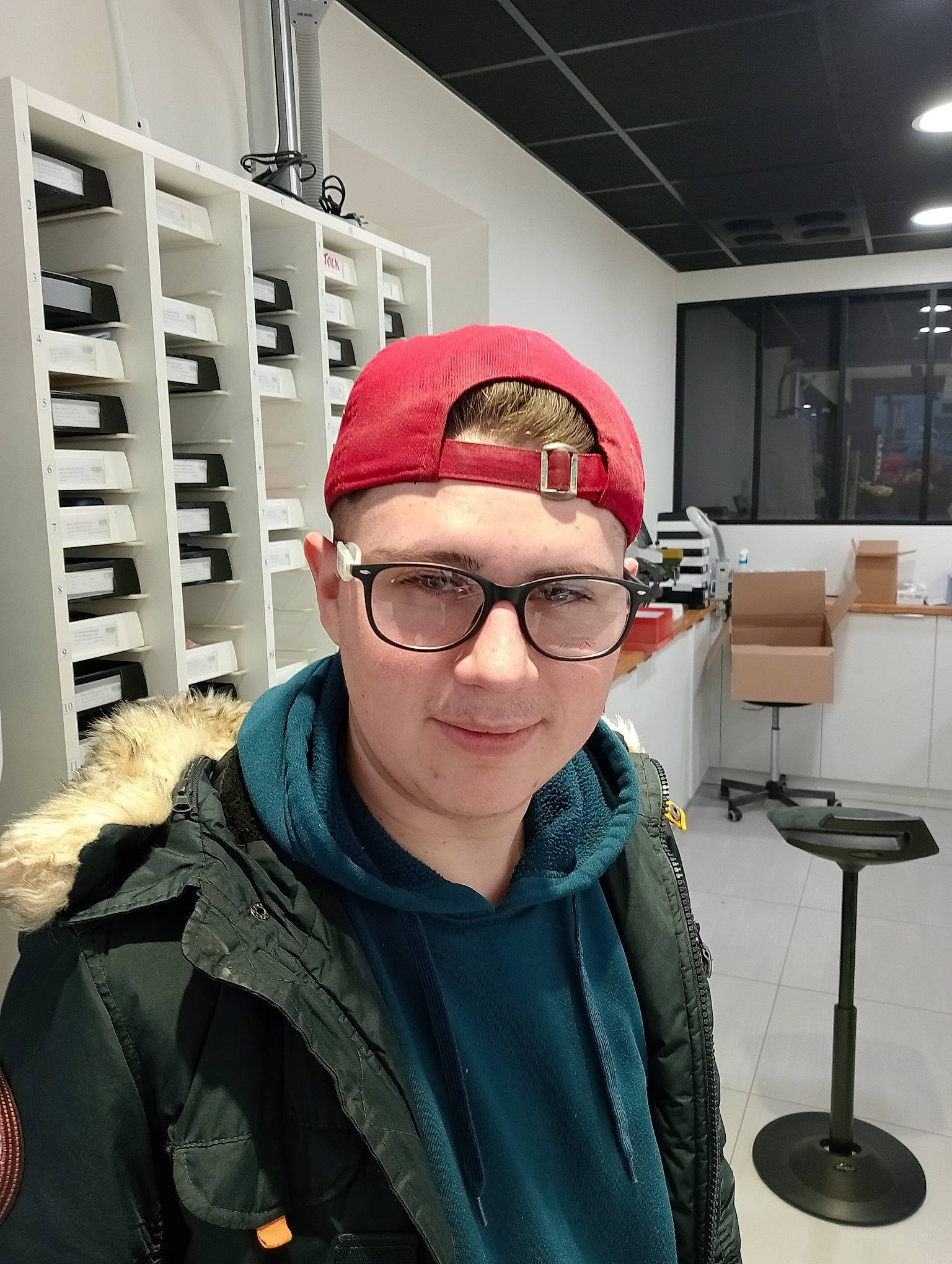 Mathéo participe au concours pour gagner de l'argent avec cette photo : bar_stool, engineering, eyewear, fashion_accessory, glasses, headwear, jacket, job, machine, person, personal_protective_equipment, room, selfie, sleeve, stool, vision_care