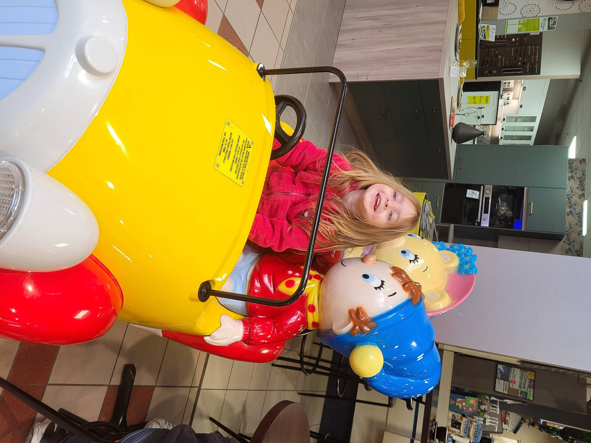 Lou participe au concours pour gagner de l'argent avec cette photo : aerospace_engineering, balloon, engineering, event, fun, games, gas, inflatable, joy, leisure, machine, party_supply, person, recreation, room, smile, space, t_shirt