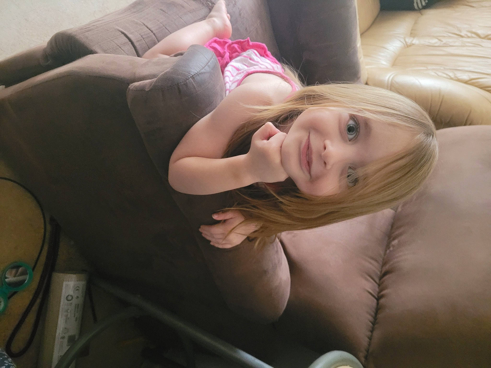 Lou a rejoint le concours — aidez-le/la à gagner de superbes lots ! arm, blond, brown_hair, comfort, elbow, eyelash, flash_photography, fun, gesture, grass, happy, human_leg, joint, joy, knee, lap, leg, long_hair, person, sitting