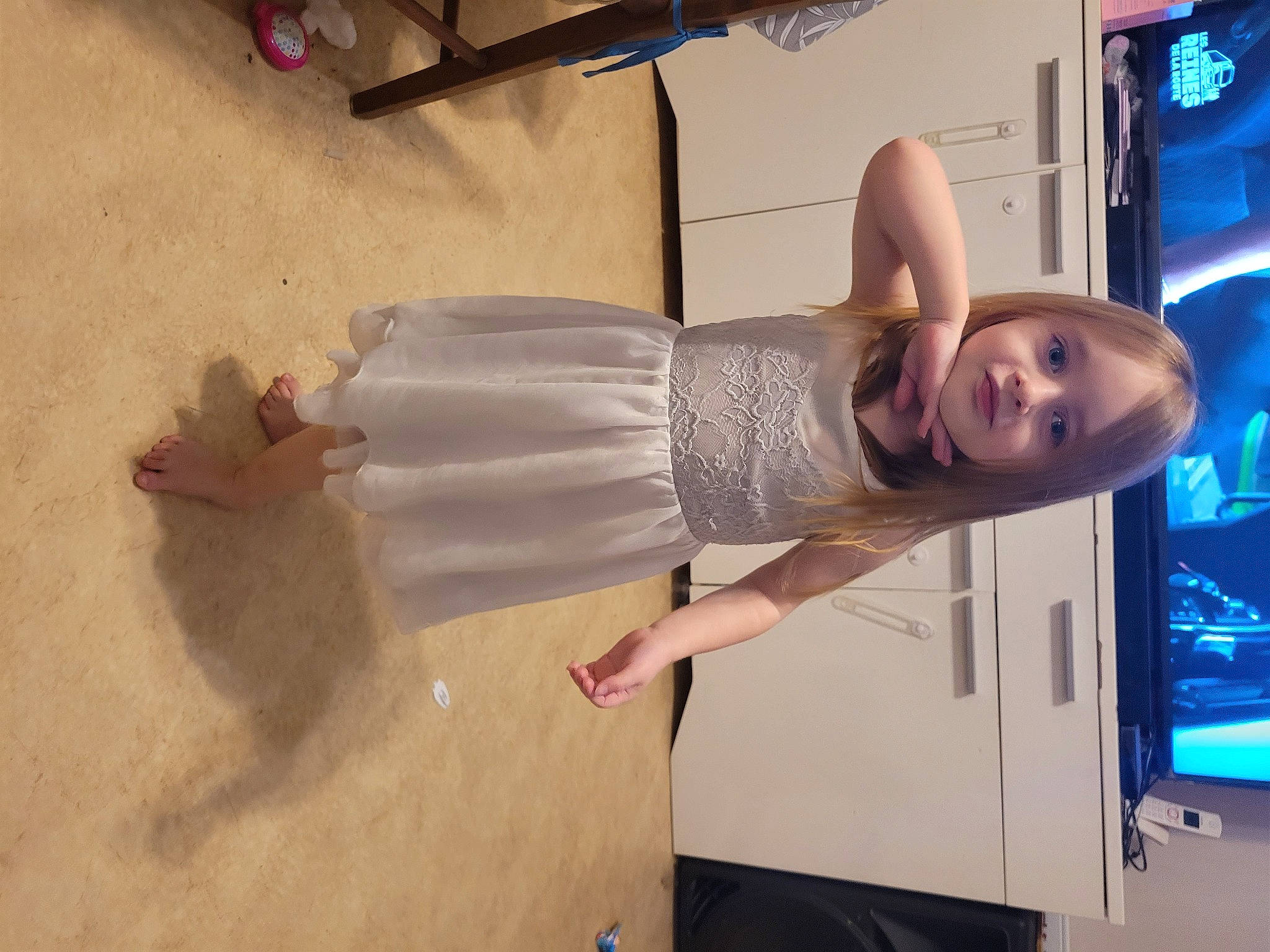 Lou a rejoint le concours — aidez-le/la à gagner de superbes lots ! display_device, elbow, fun, home_appliance, human_leg, knee, machine, person, room, shoulder, smile, television, thigh, waist, wood, wrist