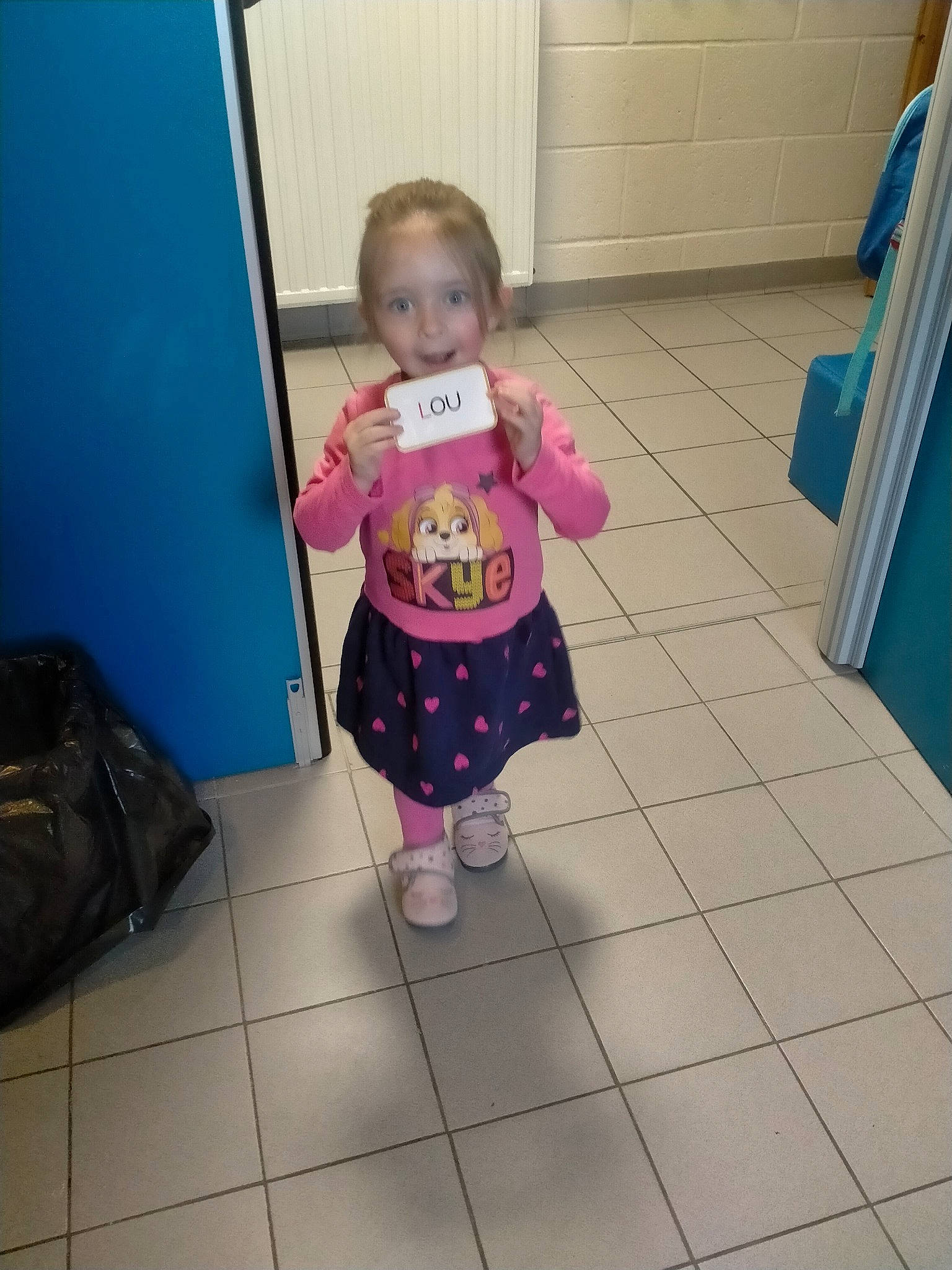 Lou participe au concours pour gagner de l'argent avec cette photo : baby, baby_toddler_clothing, backpack, bag, baggage, cabinetry, child, door, floor, flooring, fun, luggage_and_bags, magenta, pattern, person, play, room, shelf, sleeve, t_shirt