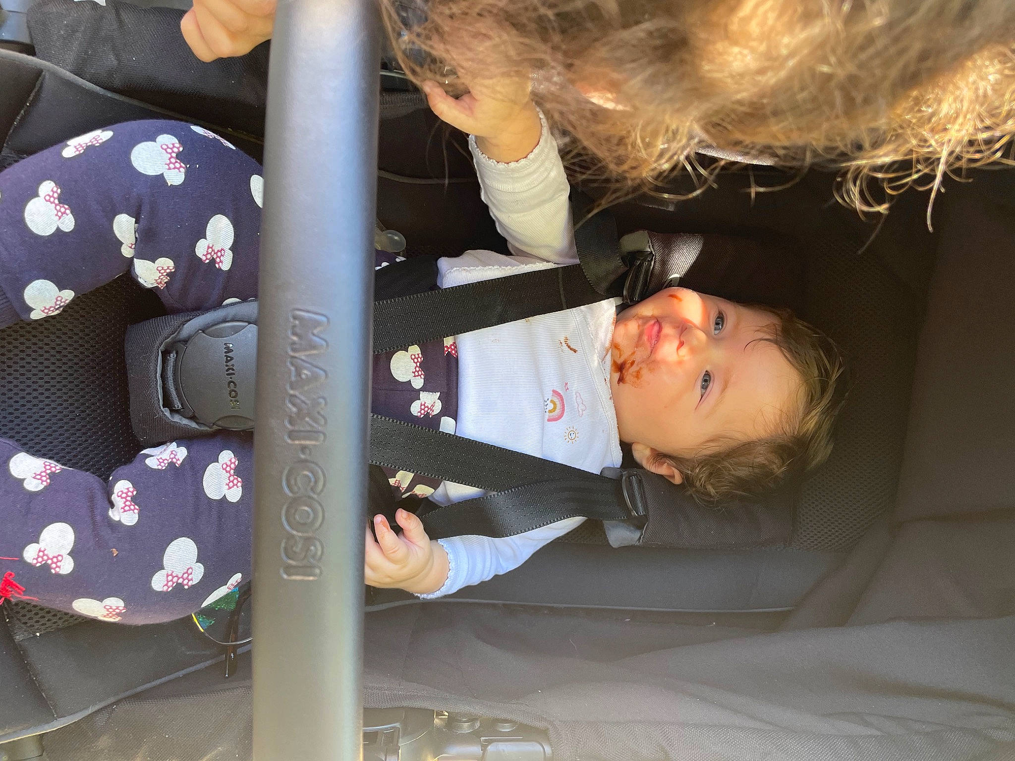 Kezyah a rejoint le concours — aidez-le/la à gagner de superbes lots ! auto_part, automotive_exterior, automotive_window_part, baby, baby_carriage, baby_products, car_seat, car_seat_cover, child, comfort, family_car, fun, gesture, luxury_vehicle, nail, person, recreation, toddler, tree, vehicle_door