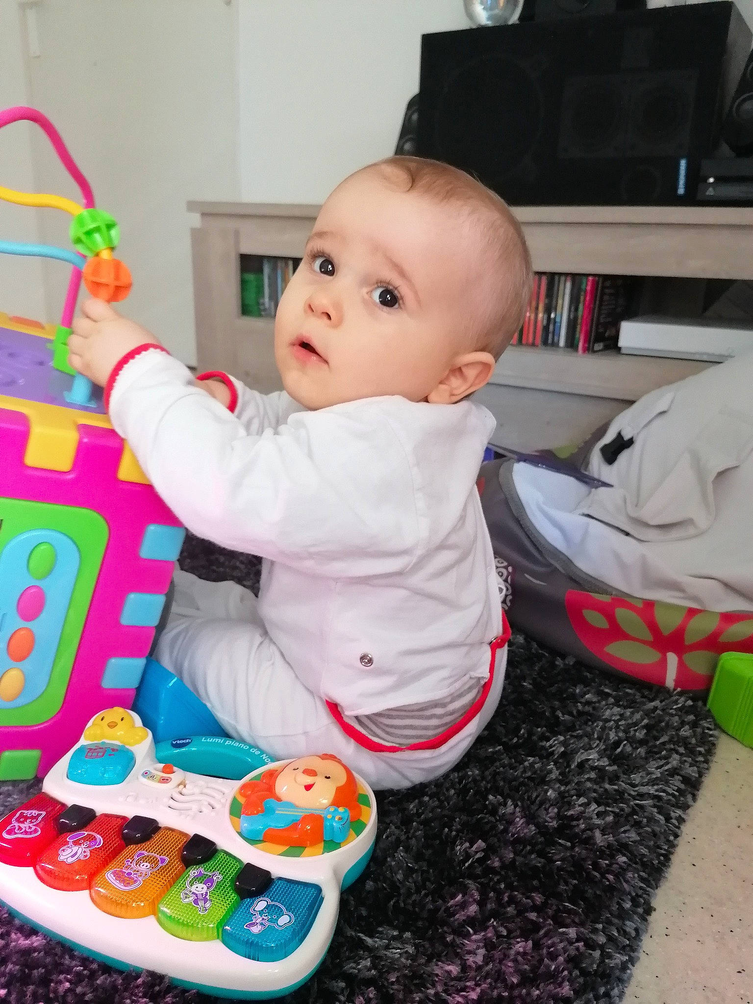 Gabriel participe au concours pour gagner de l'argent avec cette photo : baby, baby_playing_with_toys, child, person, play, toddler