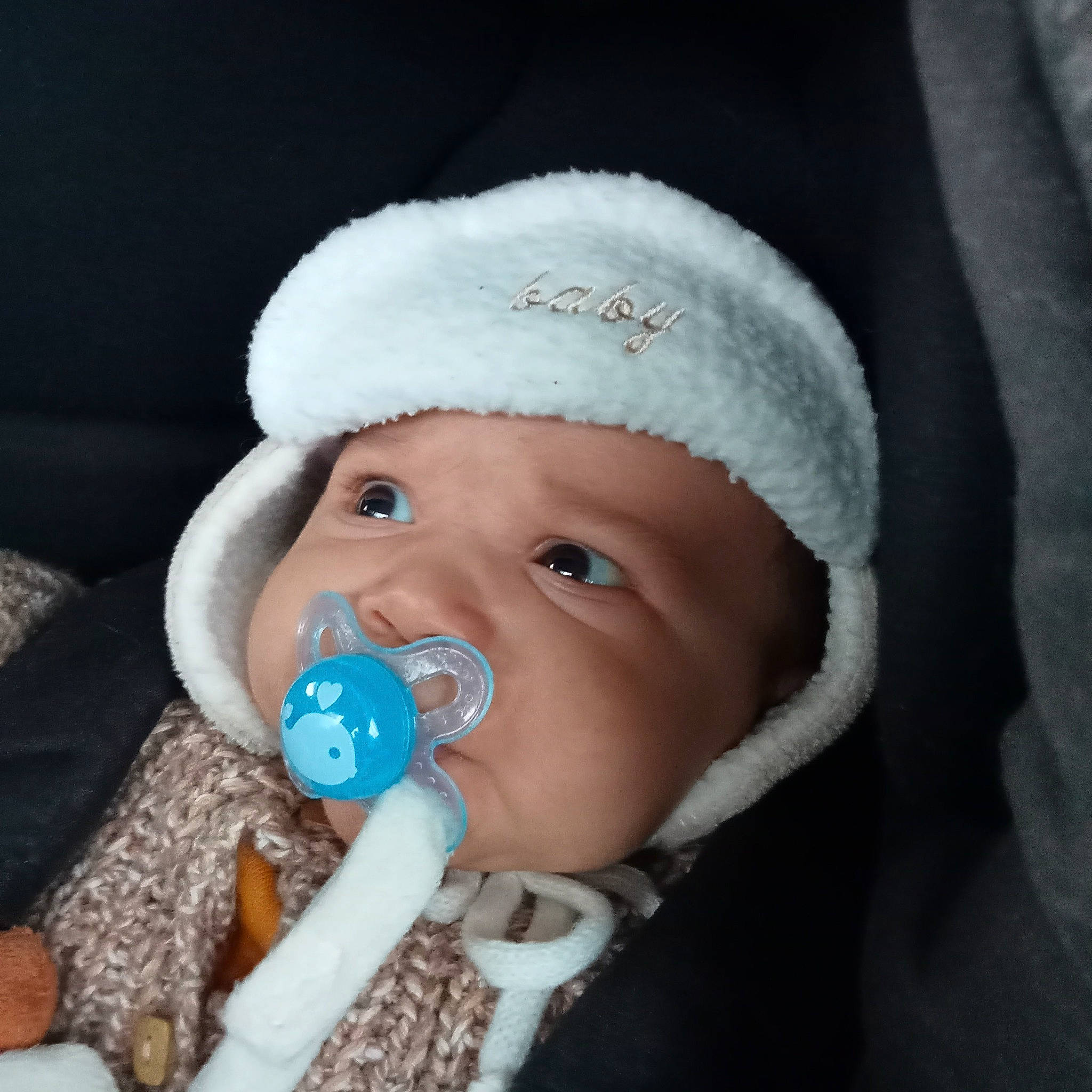 Kevin participe au concours pour gagner de l'argent avec cette photo : baby, baby_products, baby_sleeping, baby_toddler_clothing, beanie, cap, cheek, child, comfort, eye, fun, headgear, headwear, human_body, iris, knit_cap, mouth, nose, person, skin
