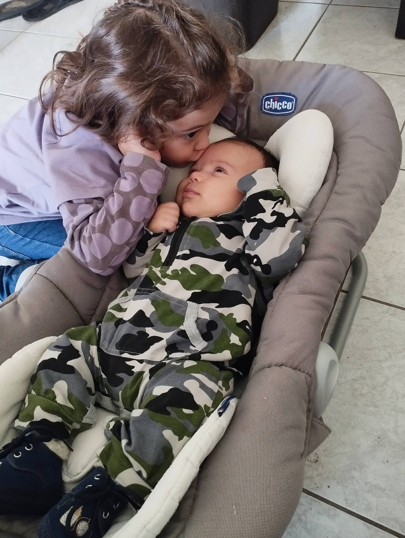 Kevin a rejoint le concours — aidez-le/la à gagner de superbes lots ! baby, baby_products, camouflage, car_seat, child, comfort, gesture, head, human_body, human_leg, knee, leisure, linens, military_camouflage, nap, pattern, person, sitting, sleep, thigh