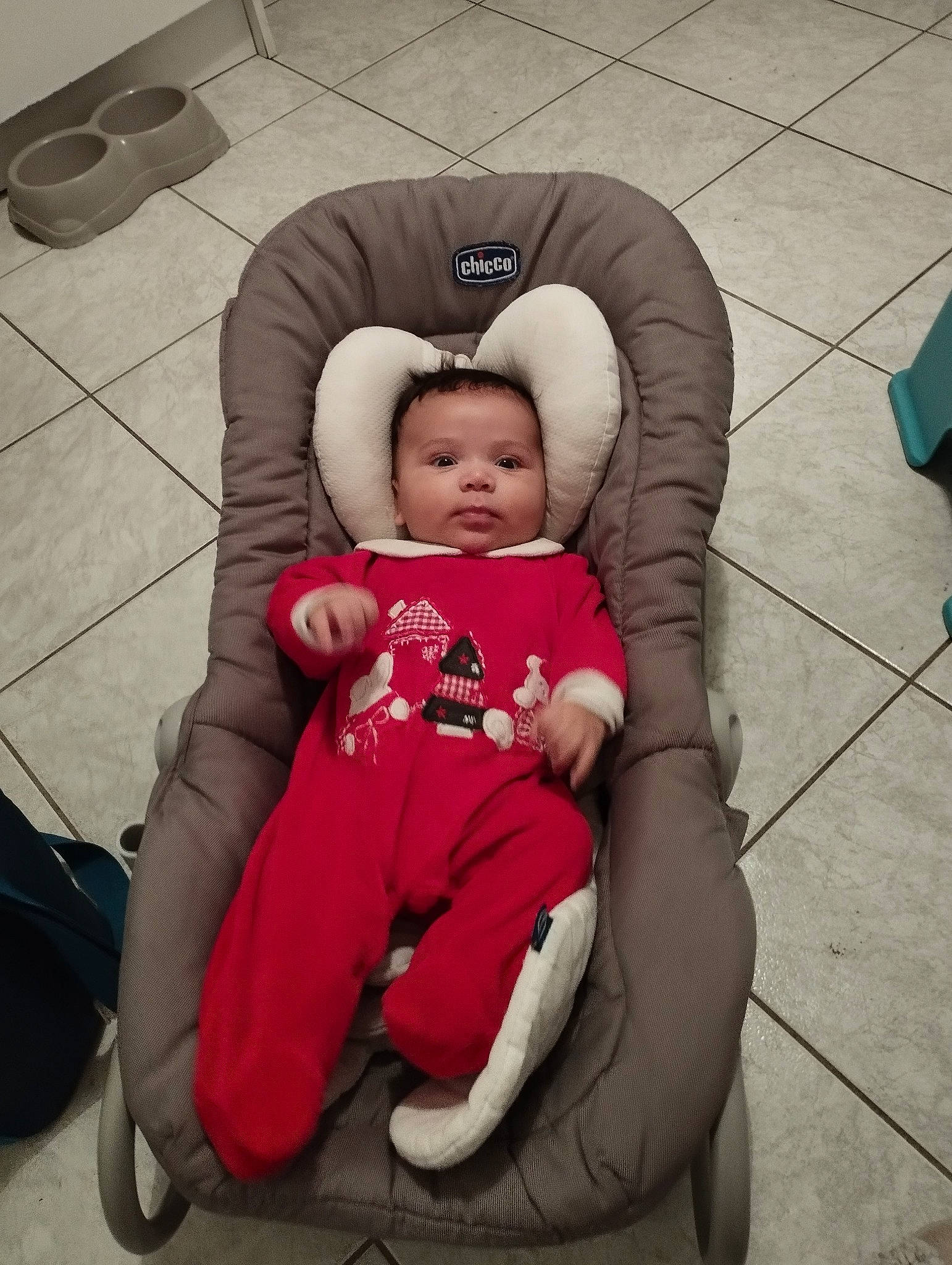 Kevin a rejoint le concours — aidez-le/la à gagner de superbes lots ! auto_part, baby, baby_carriage, baby_products, baby_toddler_clothing, carmine, chair, child, comfort, fashion_accessory, flooring, fun, happy, lap, leisure, person, personal_protective_equipment, recreation, sitting, thigh