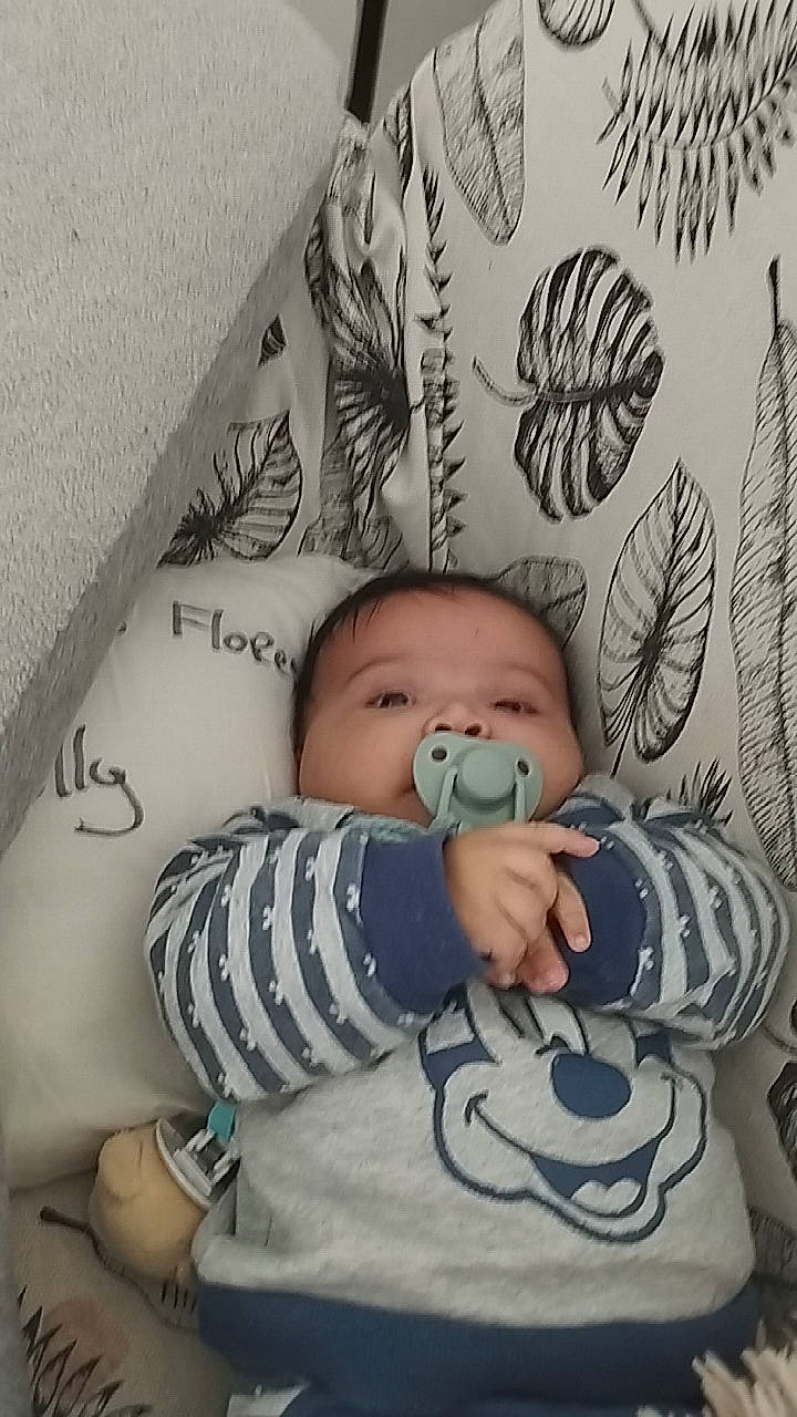 Kevin a rejoint le concours — aidez-le/la à gagner de superbes lots ! baby, baby_products, baby_toddler_clothing, bedding, cheek, child, comfort, finger, hairstyle, linens, pattern, person, product, room, sitting, skin, textile, toddler, visual_arts, white