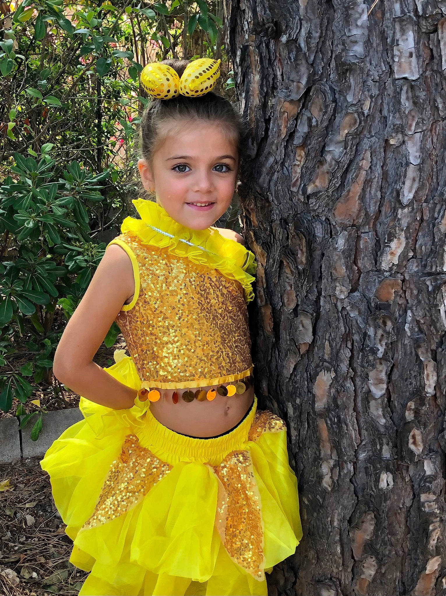 Lilou participe au concours pour gagner de l'argent avec cette photo : abdomen, child, event, eye, fashion_design, fun, grass, hairstyle, happy, headpiece, human_body, jewellery, joy, people_in_nature, person, smile, spring, toddler, tradition, trunk