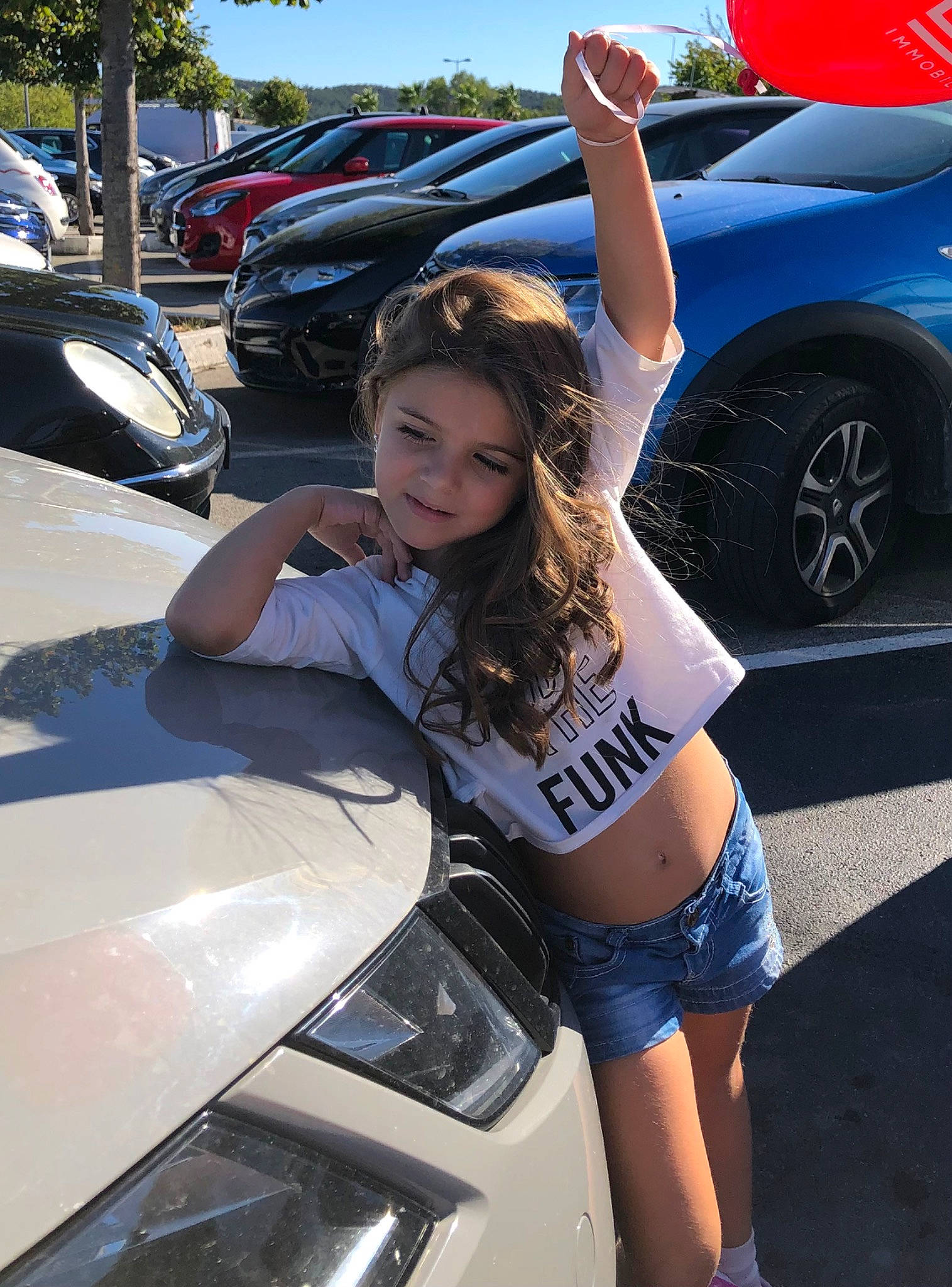 Lilou participe au concours pour gagner de l'argent avec cette photo : alloy_wheel, automotive_design, automotive_exterior, automotive_lighting, automotive_tire, blue, bumper, car, fender, headlamp, hood, joy, land_vehicle, leg, light, motor_vehicle, person, personal_luxury_car, tire, vehicle