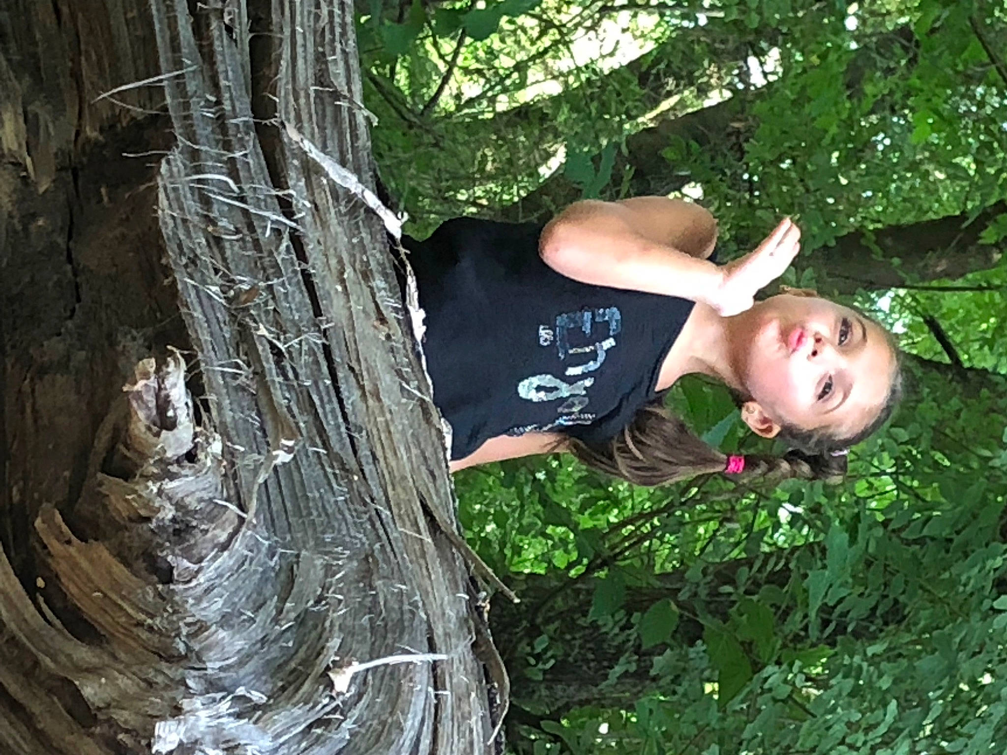 Lilou a rejoint le concours — aidez-le/la à gagner de superbes lots ! branch, elbow, eye, flash_photography, forest, fun, grass, human_body, mammal, organism, people_in_nature, person, plant, terrestrial_plant, tree, trunk, vertebrate, wood, woodland, woody_plant