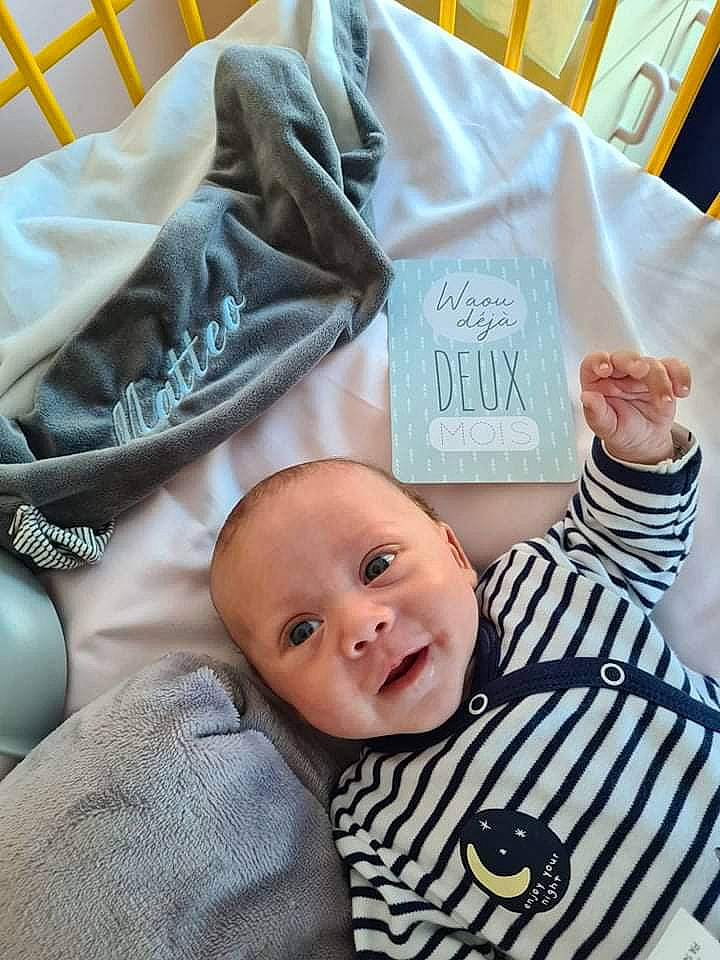 Matteo participe au concours pour gagner de l'argent avec cette photo : baby, baby_products, baby_safety, baby_sleeping, baby_toddler_clothing, black, cheek, child, comfort, font, happy, linens, person, room, sitting, sleeve, smile, t_shirt, textile, toddler