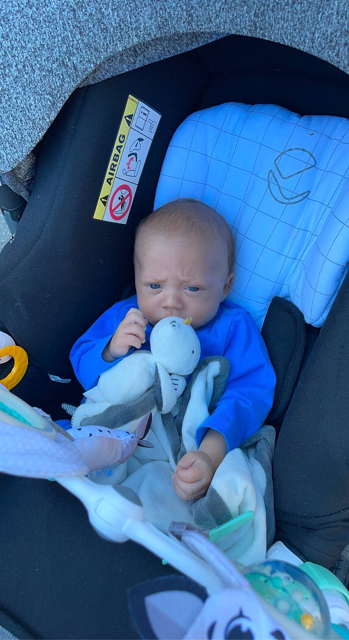 Matteo participe au concours pour gagner de l'argent avec cette photo : auto_part, azure, baby, baby_carriage, baby_in_car_seat, baby_products, baby_safety, baby_sleeping, baby_toddler_clothing, car_seat, child, comfort, couch, electric_blue, infant_bed, lap, linens, person, product, textile