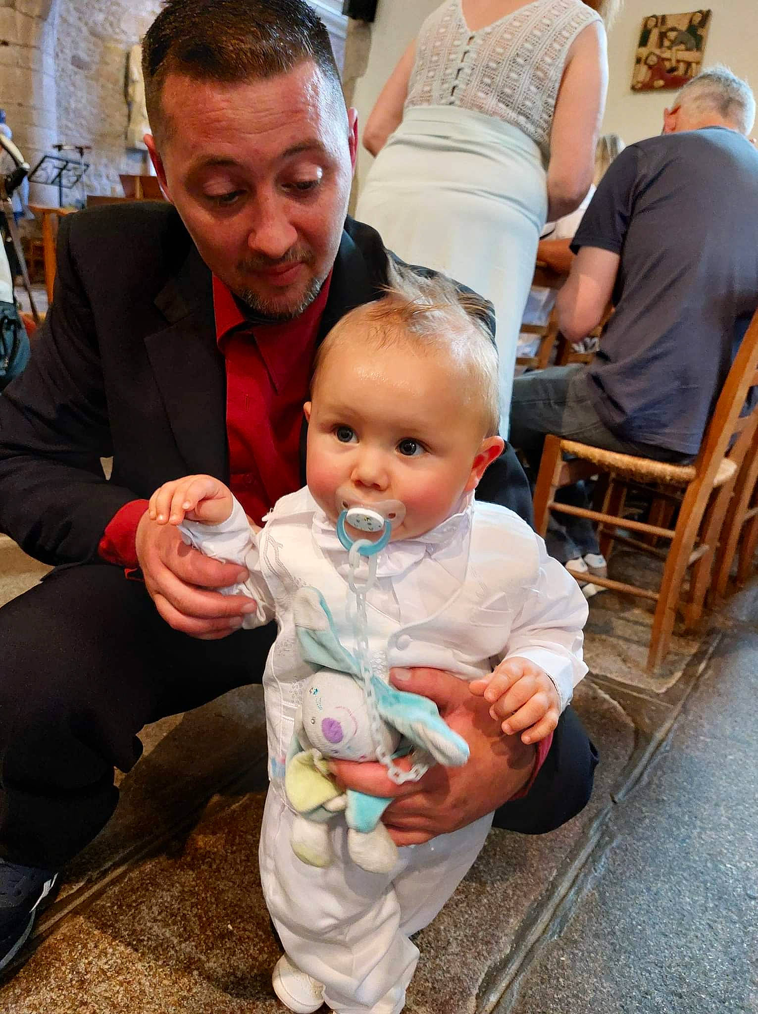 Gabin a rejoint le concours — aidez-le/la à gagner de superbes lots ! baby, bicycle_wheel, ceremony, chair, child, clothing, event, fashion, fun, gesture, hair, happy, interaction, person, sitting, skin, smile, social_group, tire, toddler