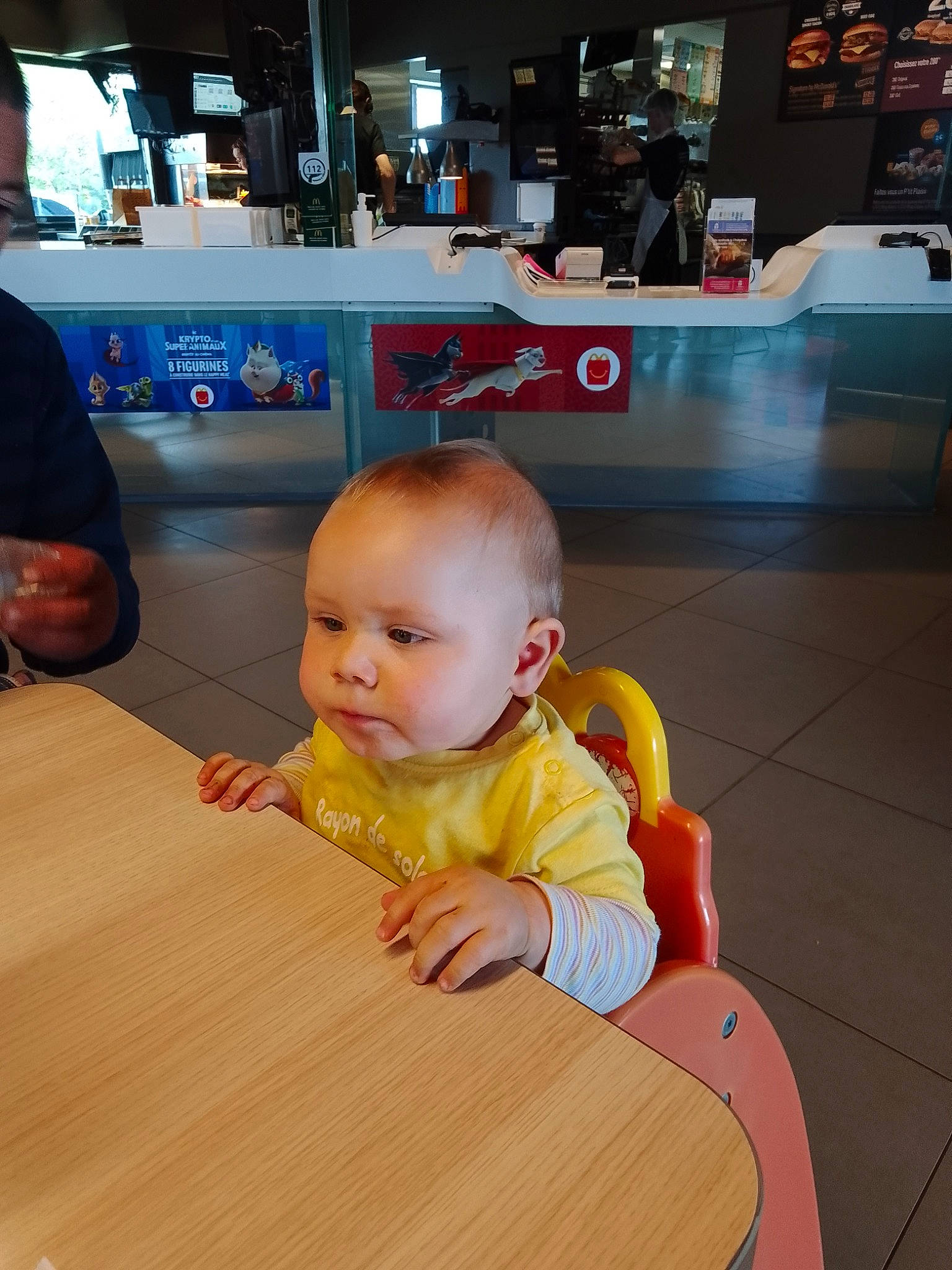 Gabin participe au concours pour gagner de l'argent avec cette photo : baby, baby_toddler_clothing, chair, child, floor, flooring, fun, happy, hardwood, leisure, person, recreation, room, sitting, skin, t_shirt, table, toddler, under_exposed, vacation