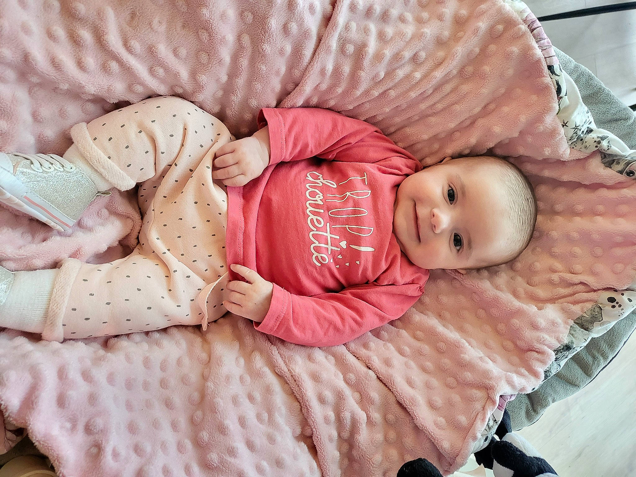 Nina a rejoint le concours — aidez-le/la à gagner de superbes lots ! baby, baby_products, baby_toddler_clothing, cheek, child, comfort, eye, face, facial_expression, headgear, iris, mammal, person, pink, product, skin, sleeve, smile, textile, toddler