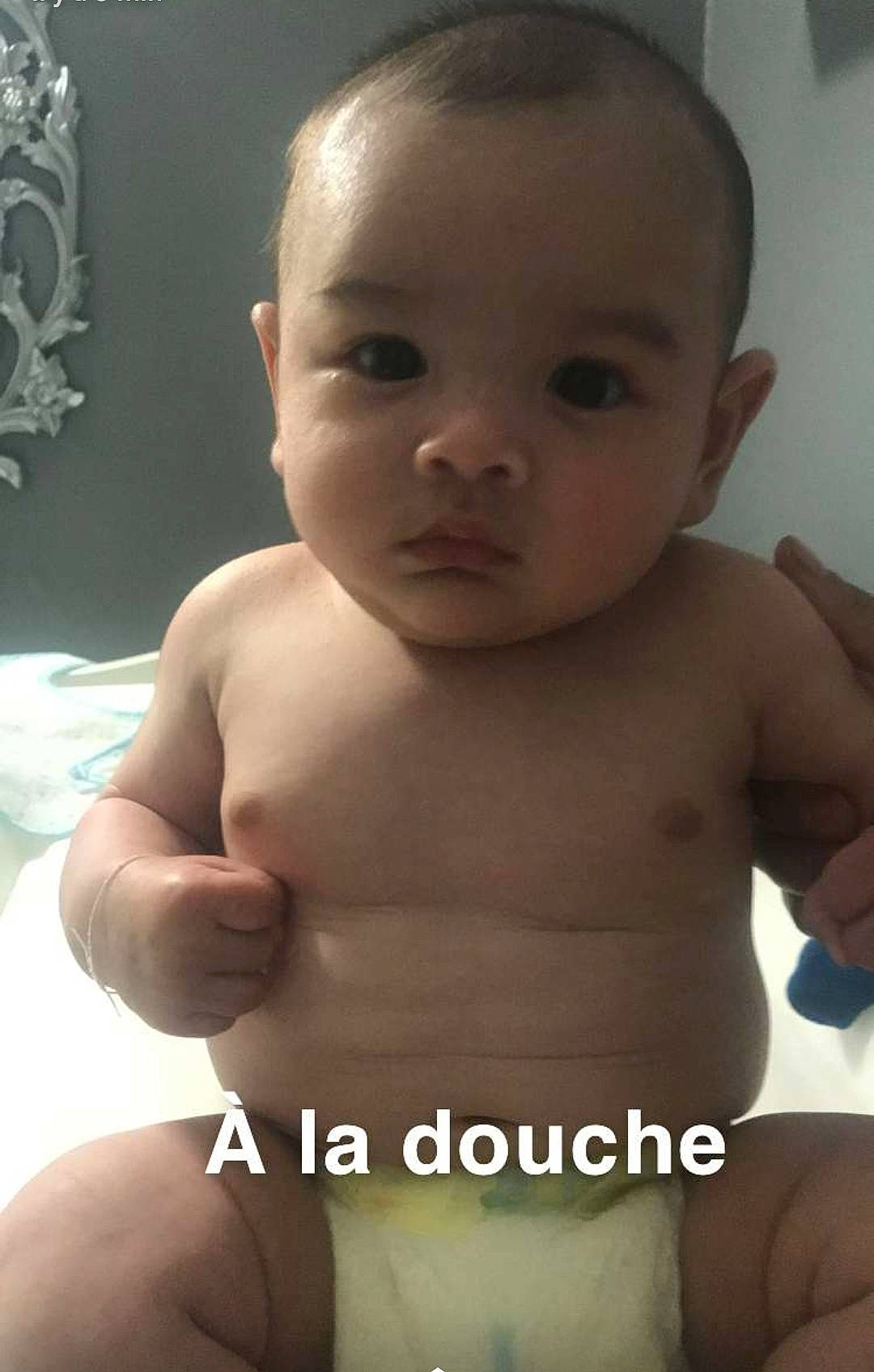 Nao participe au concours pour gagner de l'argent avec cette photo : arm, baby, barechested, cheek, chest, child, chin, eye, face, facial_expression, forehead, hand, head, lip, mouth, muscle, neck, nose, person, skin